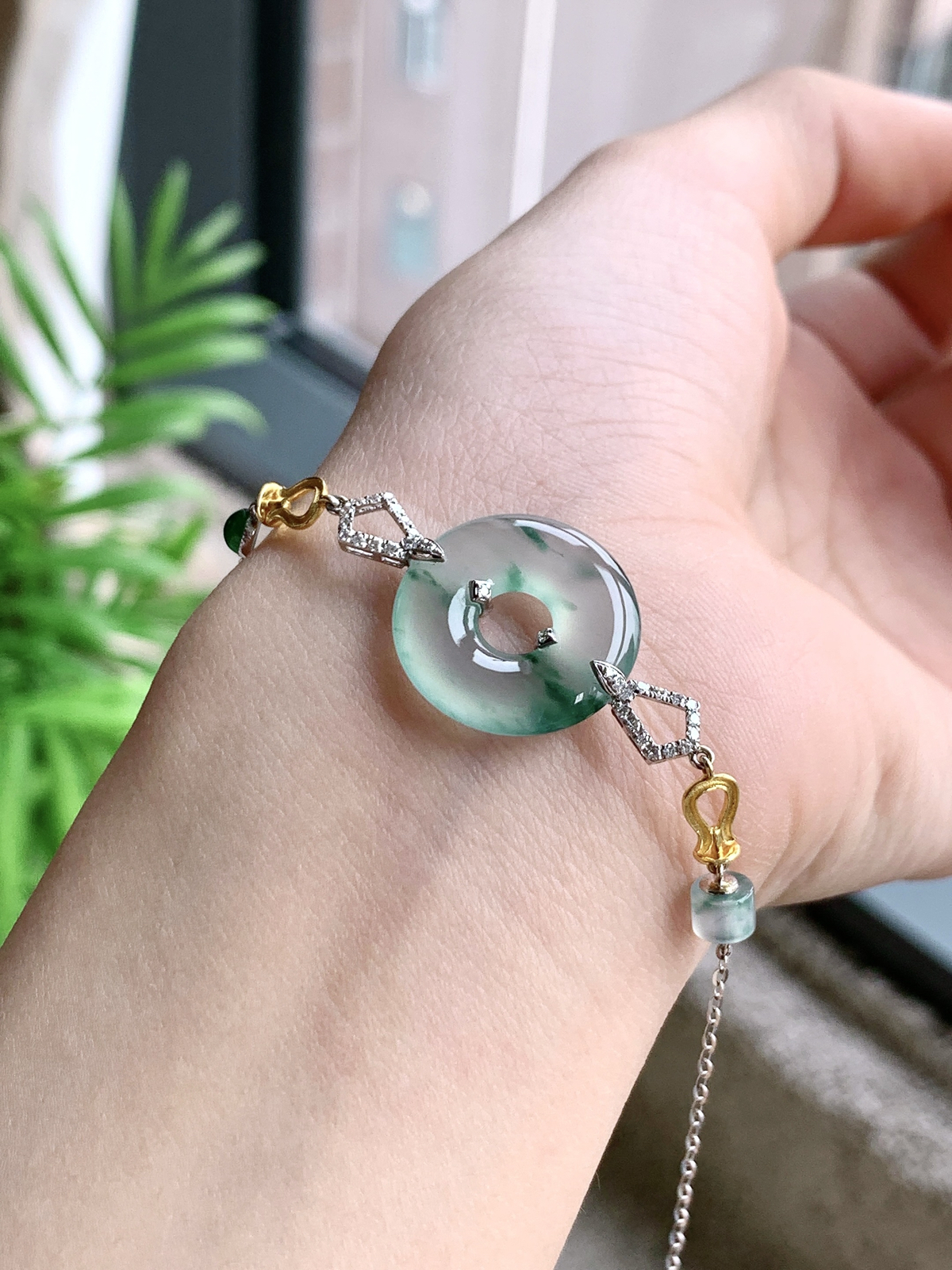 【镶嵌】高冰飘花甜甜圈手链
【说明】缅料 18k金镶嵌 性价比高  
【裸石】18.2-3.4..