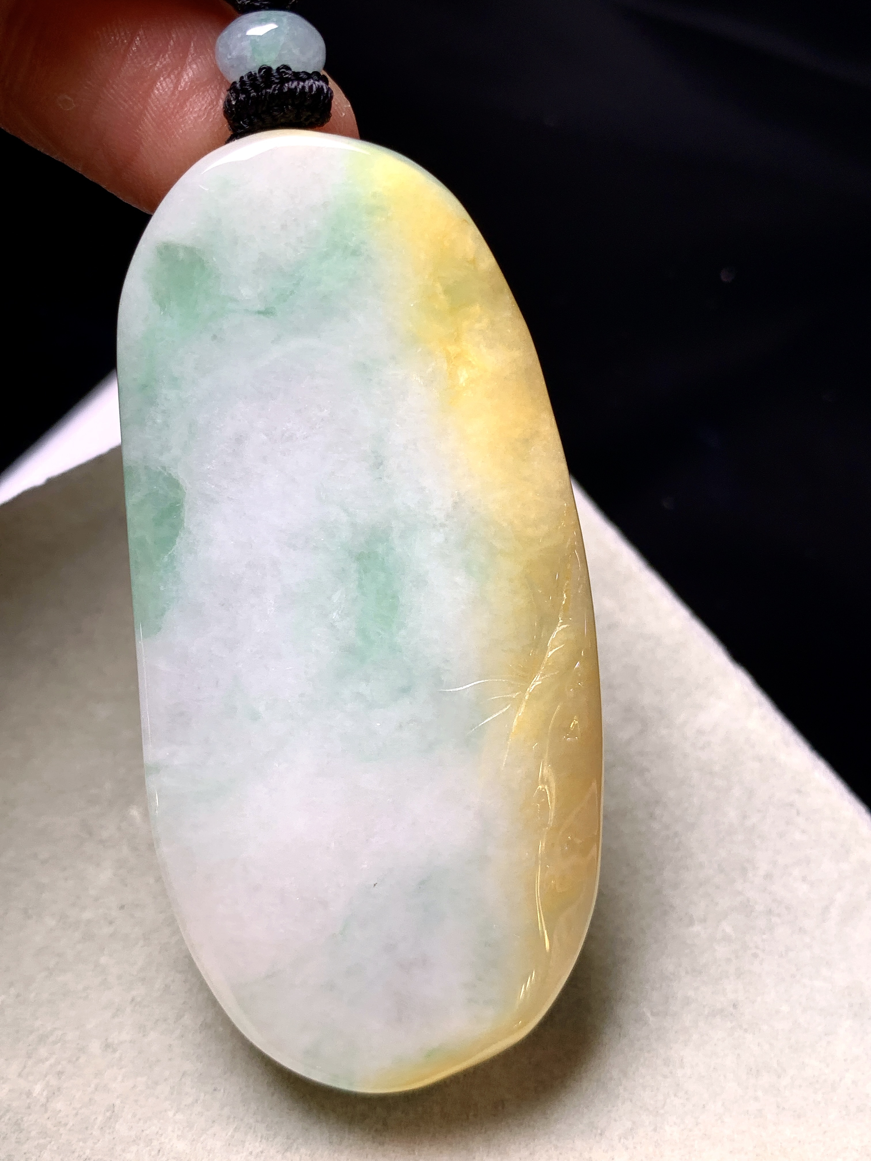 黄翡飘绿悟道吊坠 玉质细腻 色泽艳丽清新 水润亮眼 整体尺寸61.6*29.8*11.8w1