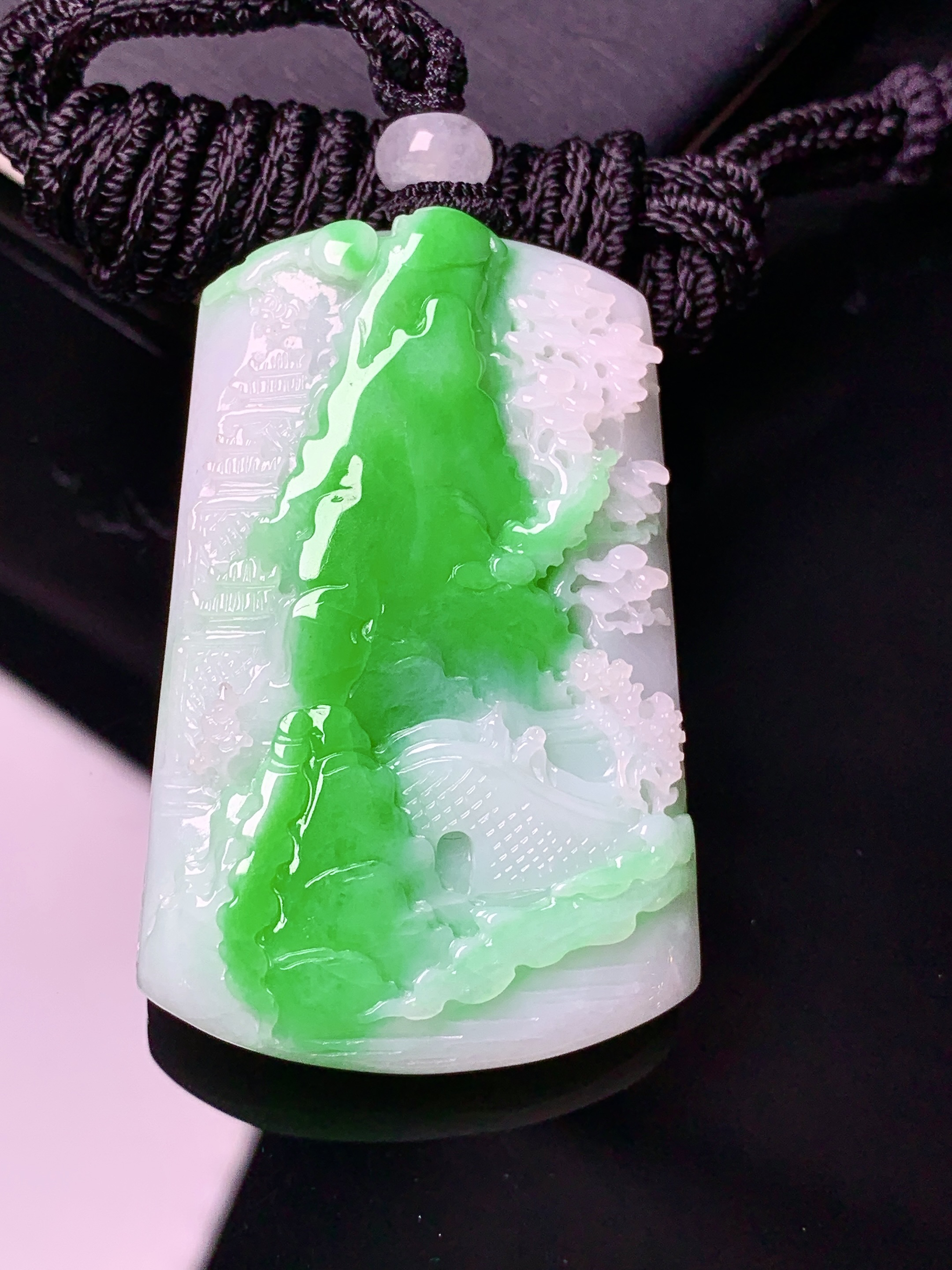 飘绿山水吊坠 玉质细腻 色泽艳丽清新 水润亮眼 整体尺寸47.2*30.5*9.3w1