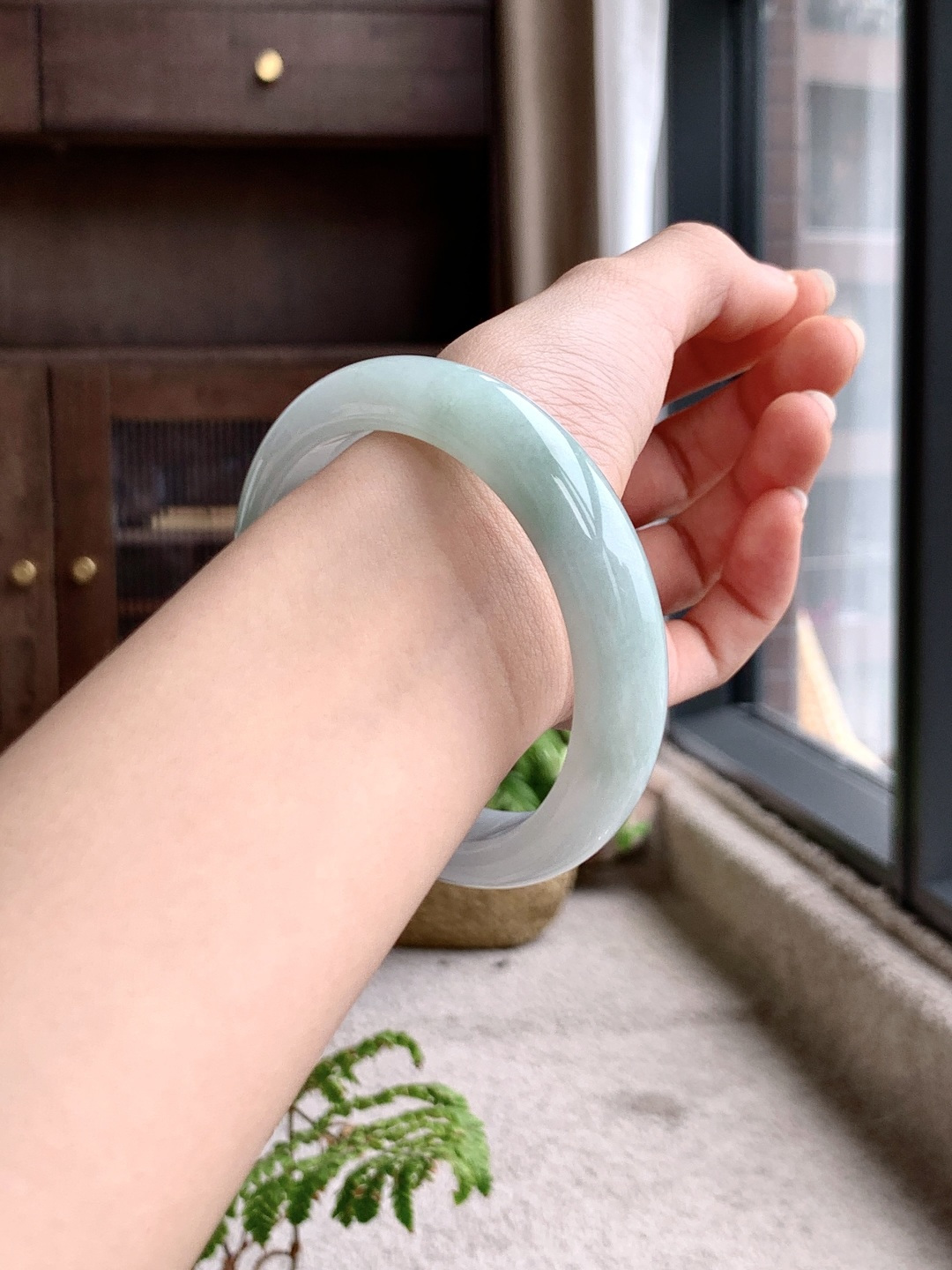 【手镯】正圈 圈口56.9-13.6-8.7【说明】晴水化底 冰晴水 种老细腻 缅甸A货翡翠 有细纹 【重量】64.1克