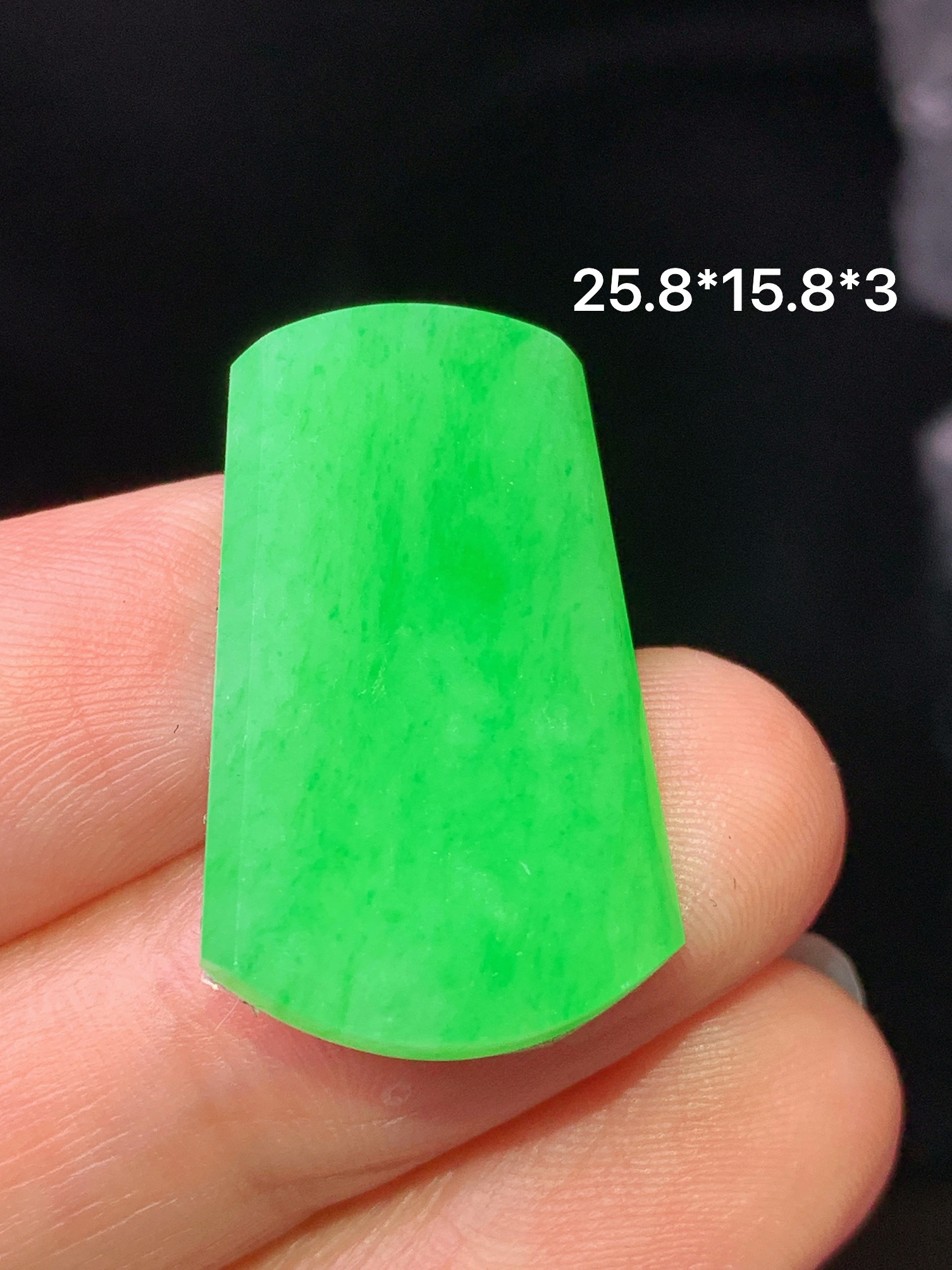 镶嵌款 翠绿无事牌吊坠 玉质细腻 色泽艳丽清新 水润亮眼 整体尺寸25.8*15.8*3m2