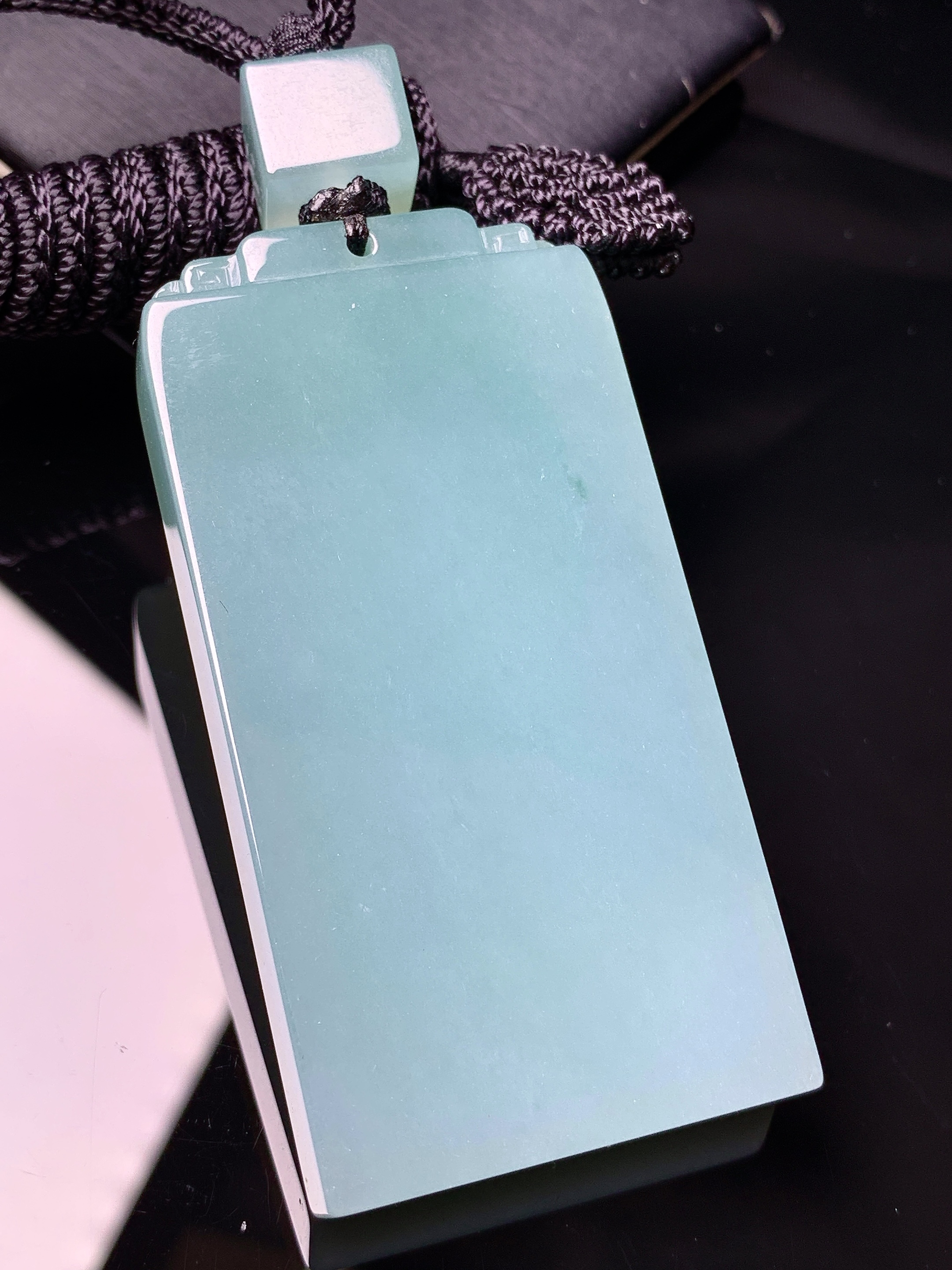 天蓝色无事牌吊坠 玉质细腻 色泽艳丽清新 水润亮眼 整体尺寸61.8*31.6*8.2L1