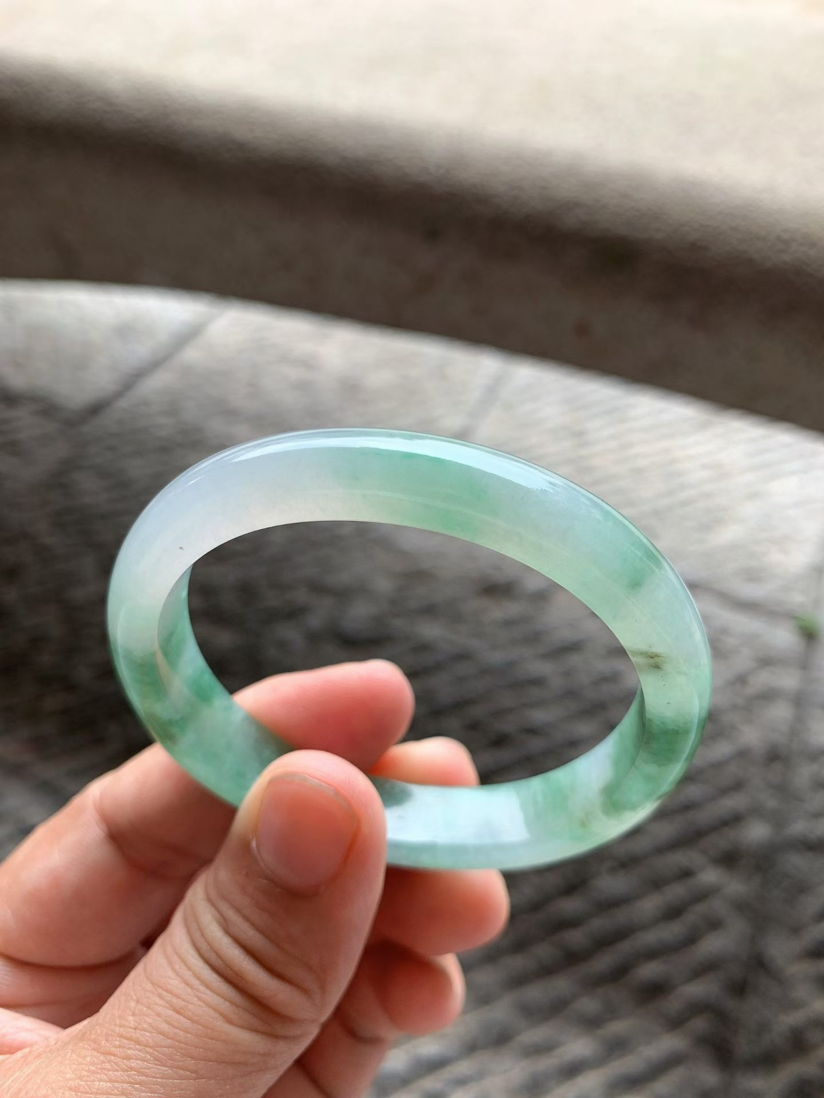 芙蓉绿花贵妃手镯尺寸54*11.2*7.5/46.5（换正圈50/51）水头充足，通透度高，肉质细腻，起胶感，底子干净清爽，绿花灵动，带微表皮色！