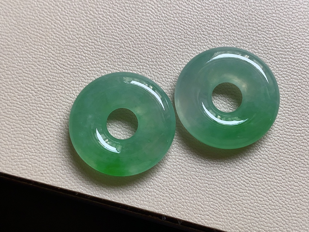 冰种阳绿甜甜圈一对 色泽青翠漂亮，种水，无裂尺寸19.5*4.8