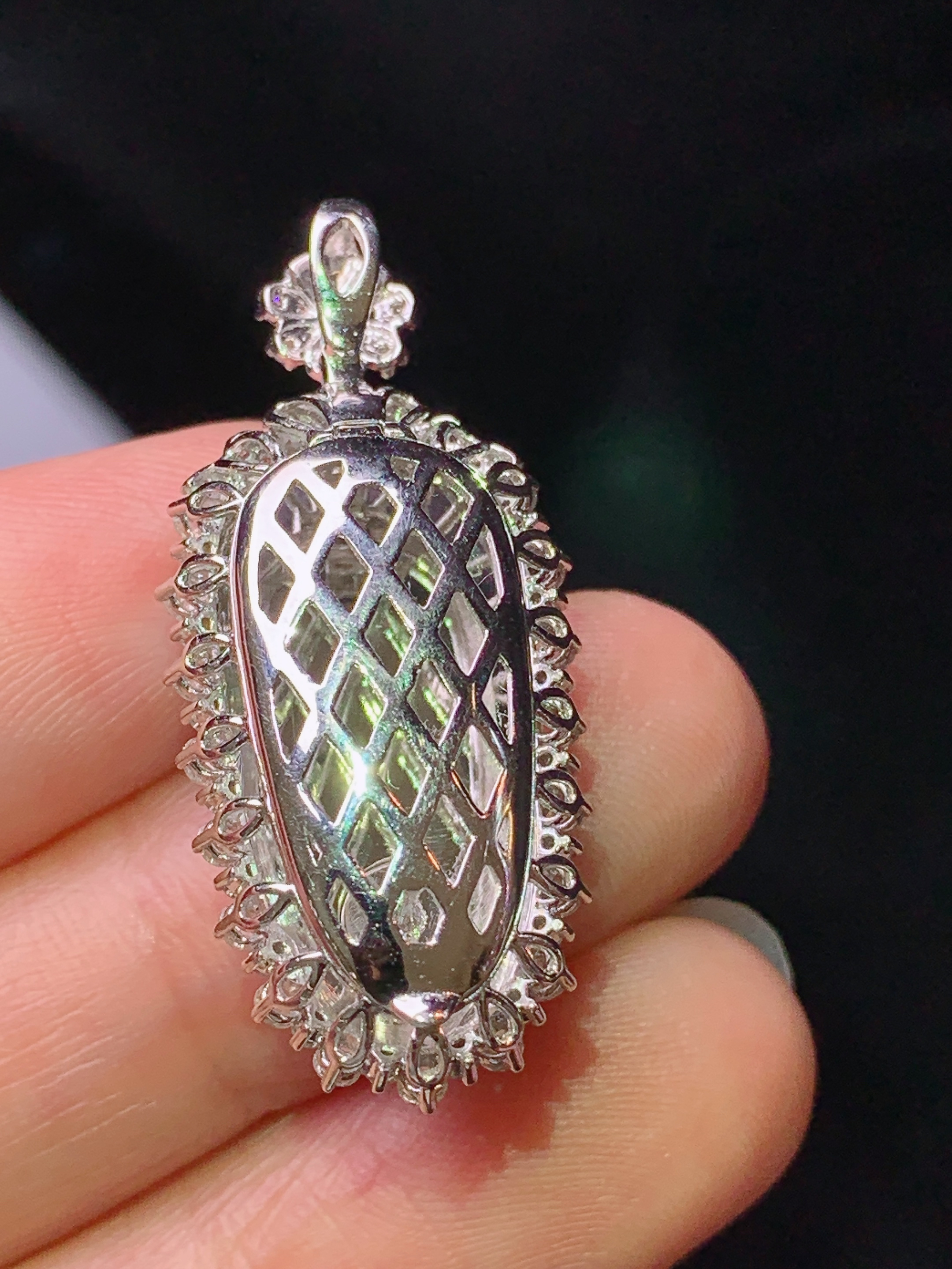 18k金钻镶嵌翠绿树叶吊坠 玉质细腻 色泽艳丽清新 水润亮眼 整体尺寸34*15*10m2