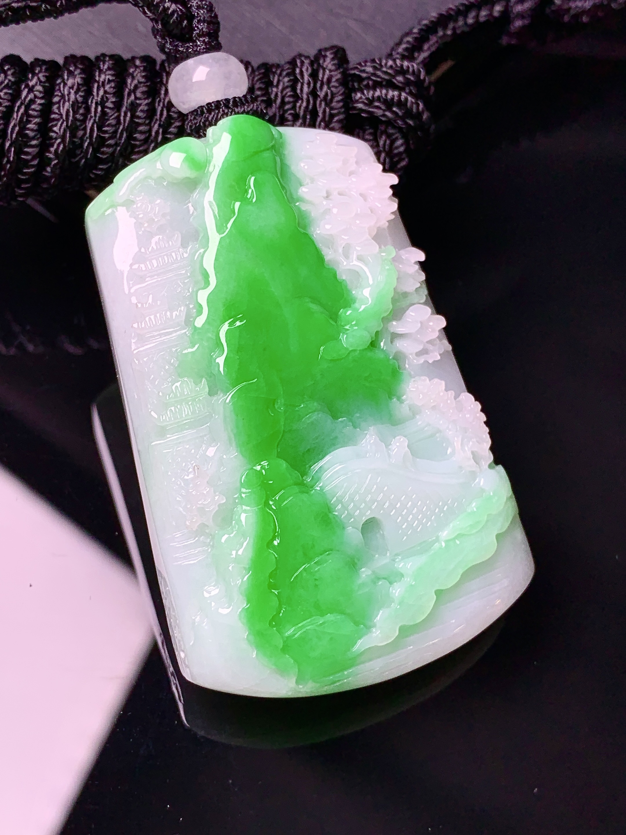 飘绿山水吊坠 玉质细腻 色泽艳丽清新 水润亮眼 整体尺寸47.2*30.5*9.3w1