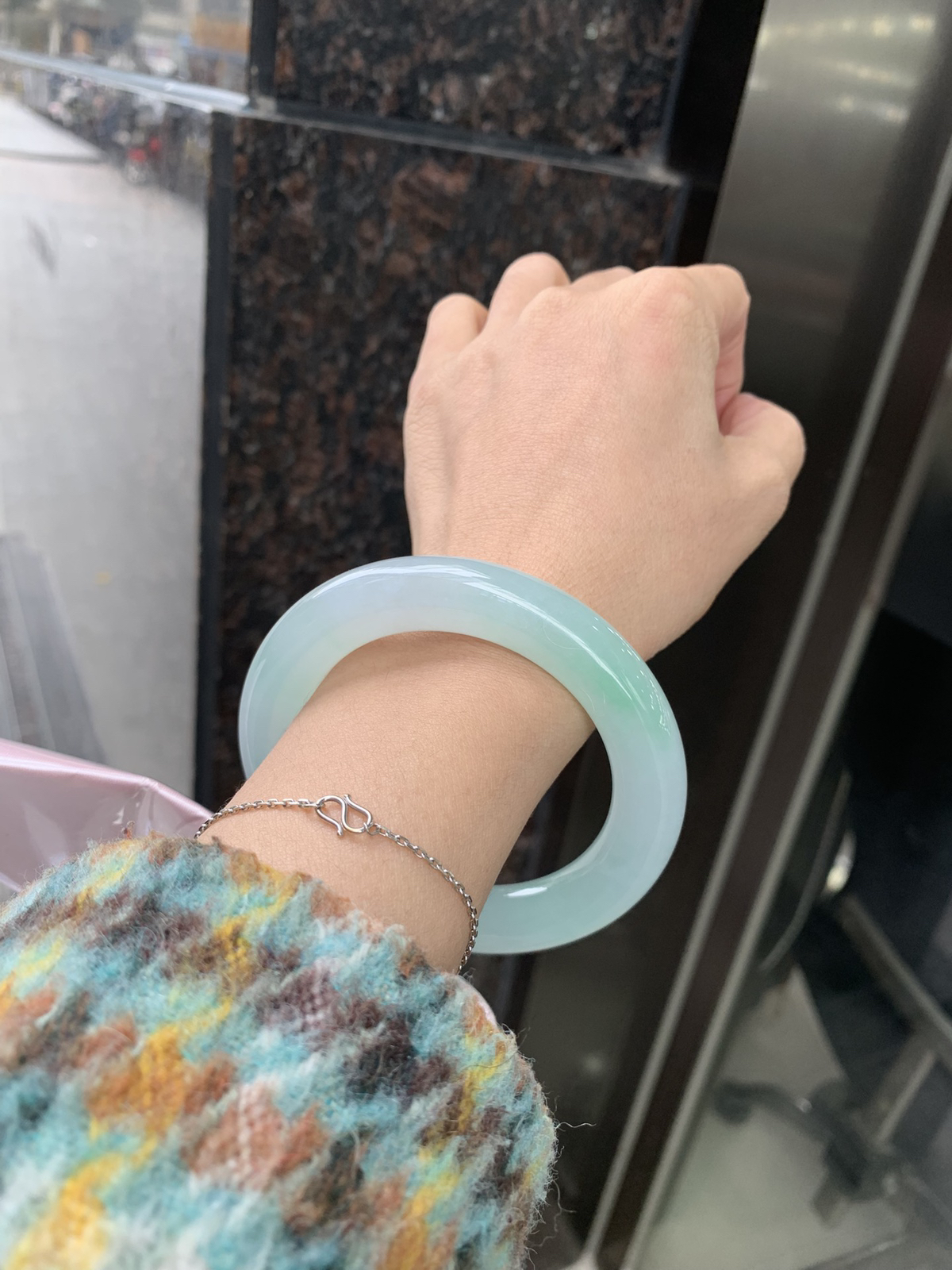 冰晴绿圆条
底妆冰润细腻，满圈淡雅晴绿，一抹绿花点缀，像初春嫩芽落入清泉，均匀柔和，抬眼就是一片宁静感。