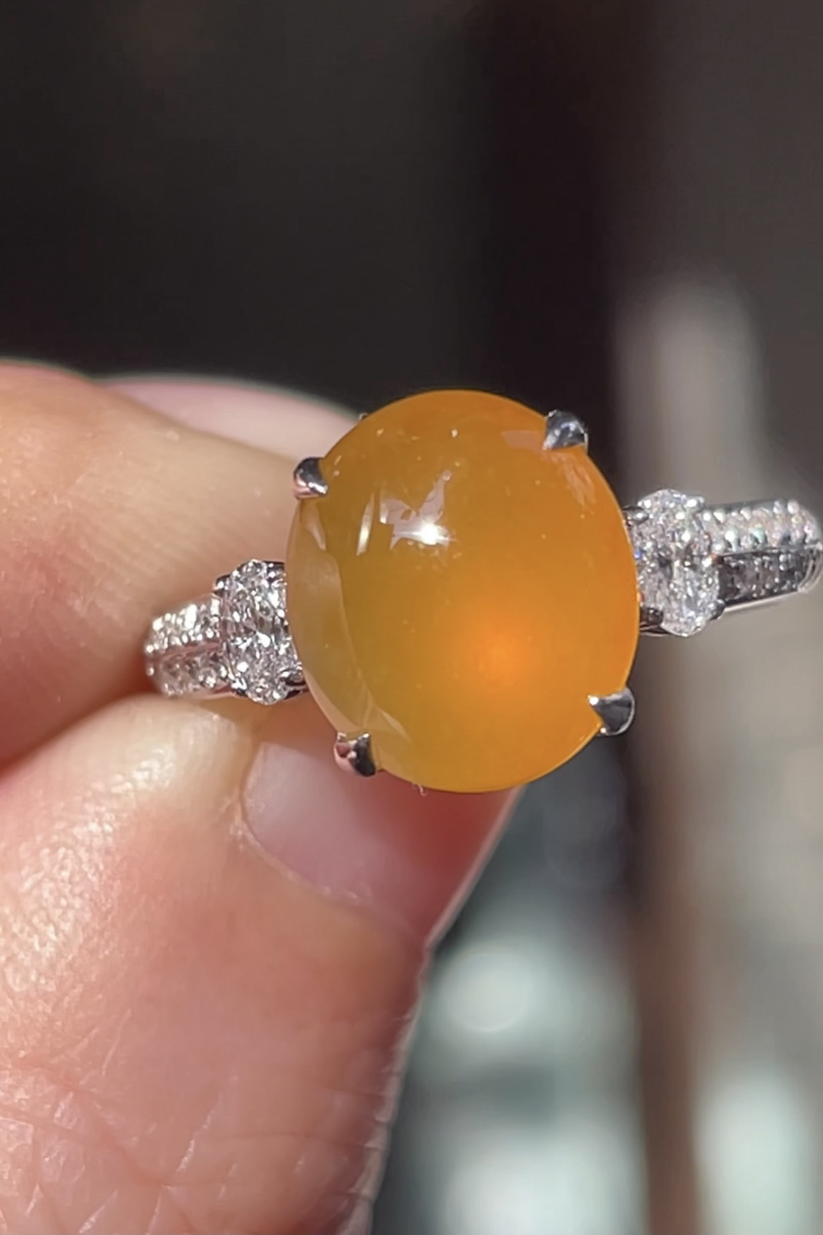 高冰蜜糖色，戒指
饱满，通透水润，玉质细腻，翠色鲜艳，18k金奢华钻石镶嵌