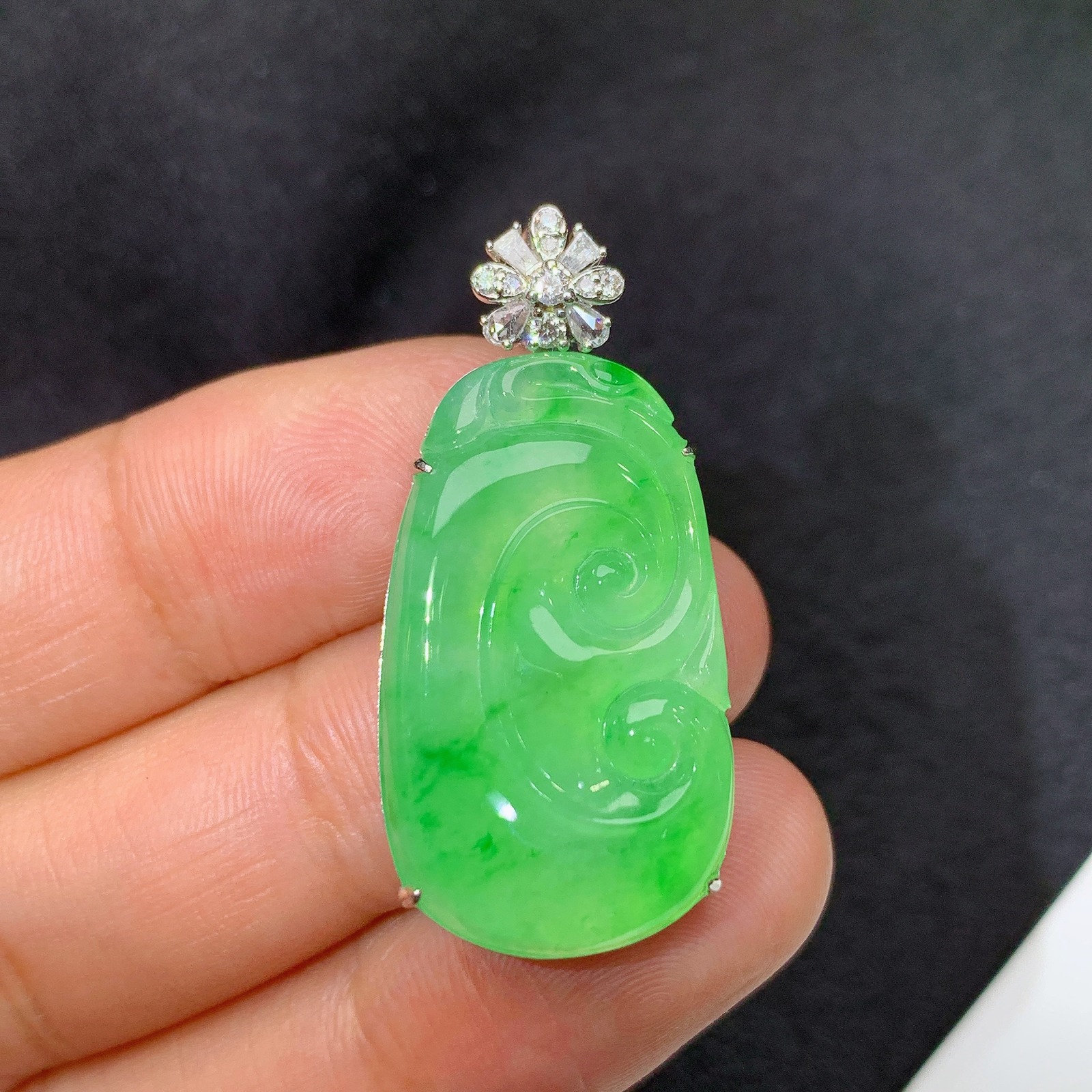 冰阳绿如意吊坠，18k金镶嵌，冰润色阳，玉质细腻，种水足，Ff 尺寸34.4*16.5*6.6