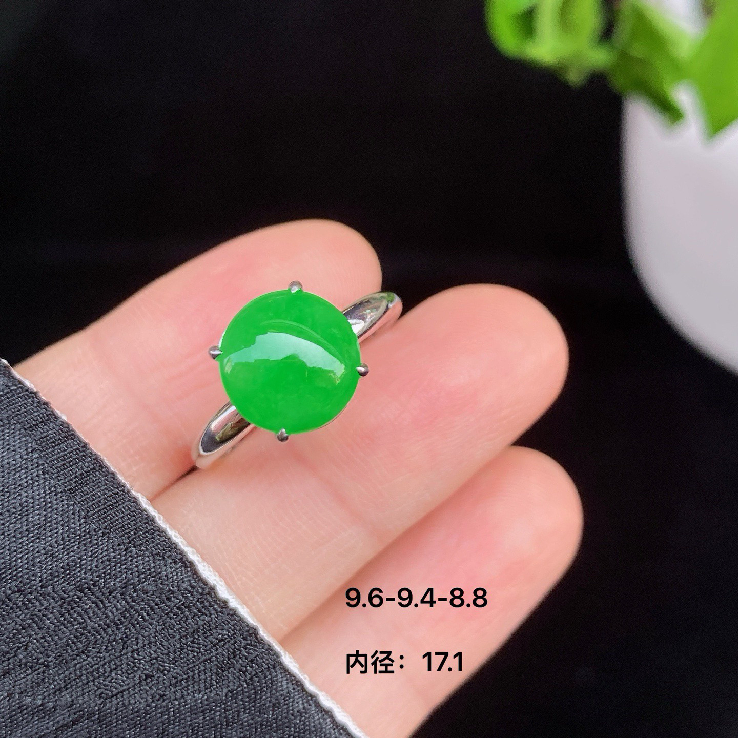 冰阳绿蛋面戒指 
冰种阳绿，色泽浓郁鲜亮
蛋面圆润饱满，18K金镶嵌
尺寸如图一  实物更美～