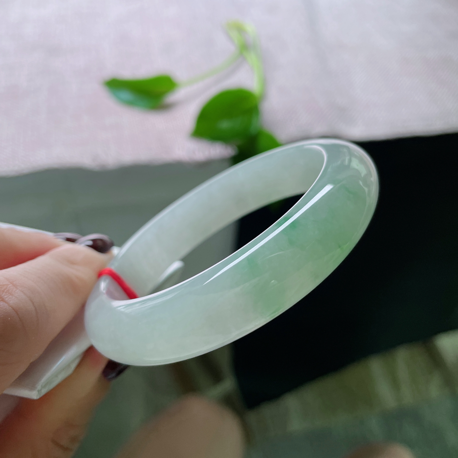 56.5/12.6/8.7，飘绿正圈，水头好，种老，一潭春水，被风吹皱，便飘出了这抹翠意..