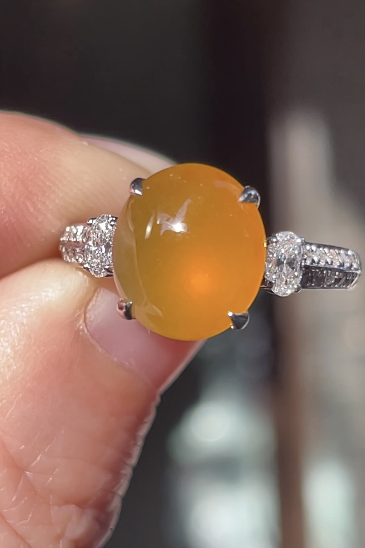 高冰蜜糖色，戒指
饱满，通透水润，玉质细腻，翠色鲜艳，18k金奢华钻石镶嵌