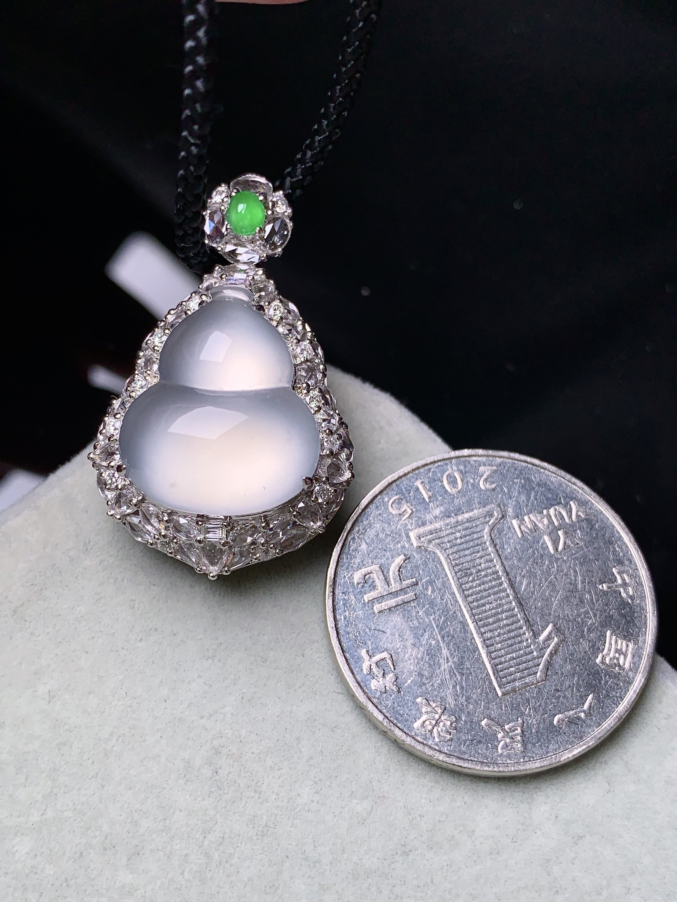 18k金钻镶嵌冰种葫芦吊坠 玉质细腻 色泽艳丽清新 水润亮眼 整体尺寸31*19.5*13.8b12