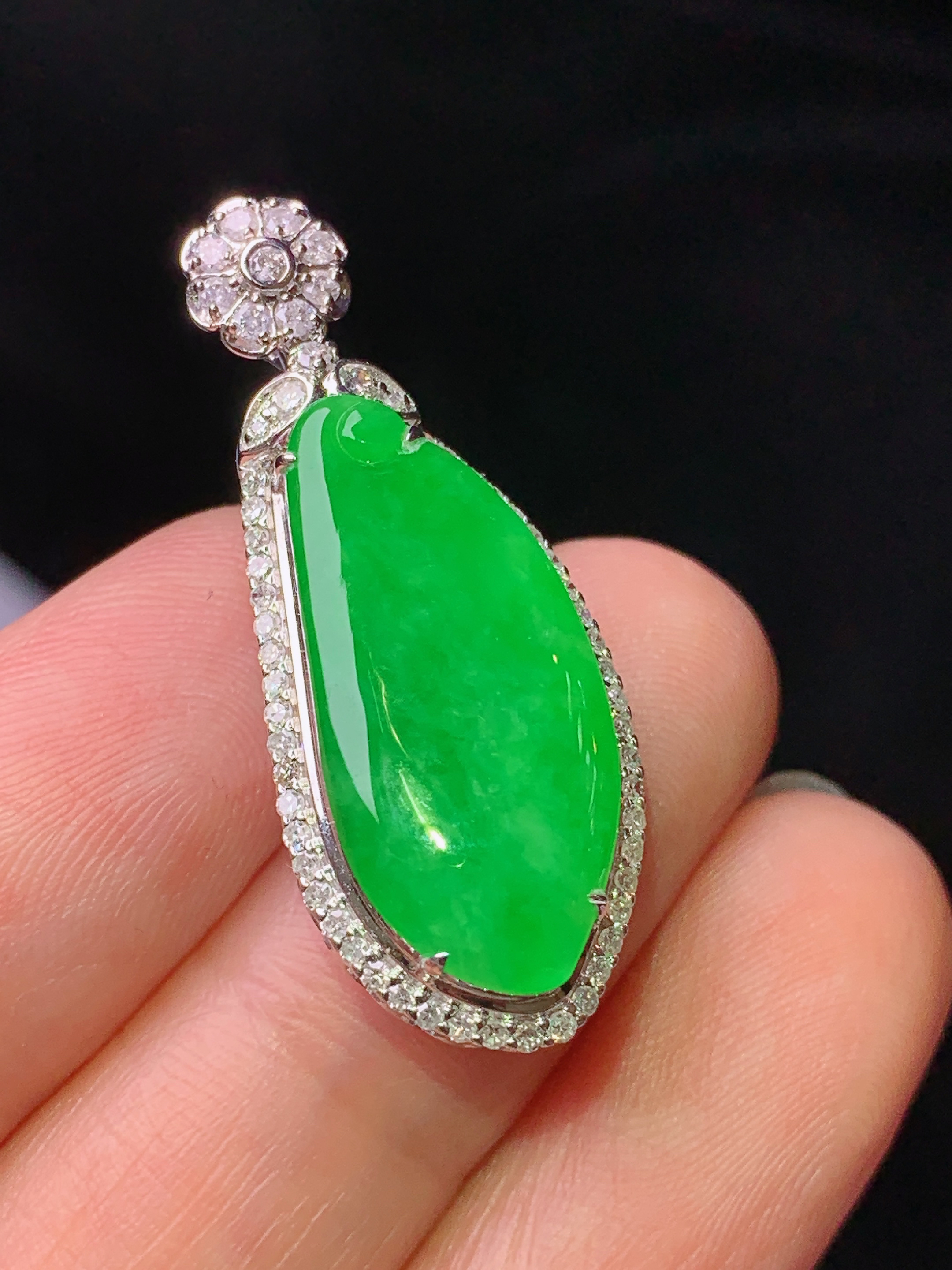 18k金钻镶嵌翠绿福瓜吊坠 玉质细腻 色泽艳丽清新 水润亮眼 整体尺寸32*13*7.8h1