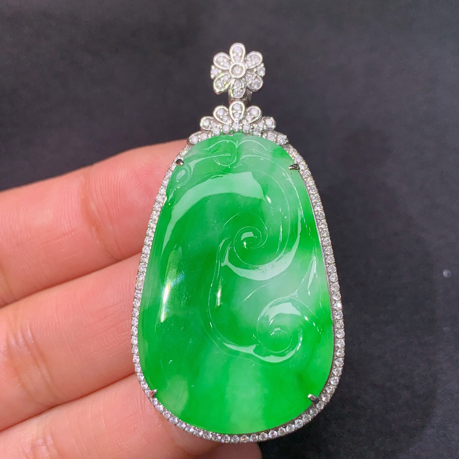 阳绿如意吊坠，18k金镶嵌，冰润色阳，玉质细腻，种水足，Nn 尺寸49.9*26.5*8