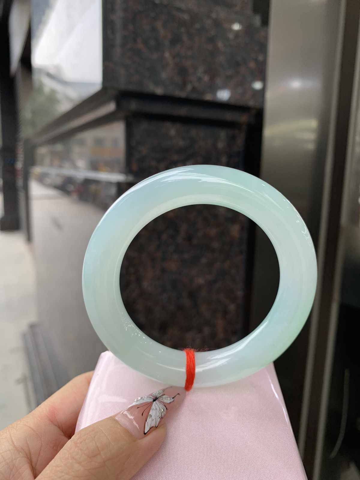 冰晴绿圆条
底妆冰润细腻，满圈淡雅晴绿，一抹绿花点缀，像初春嫩芽落入清泉，均匀柔和，抬眼就是一片宁静感。