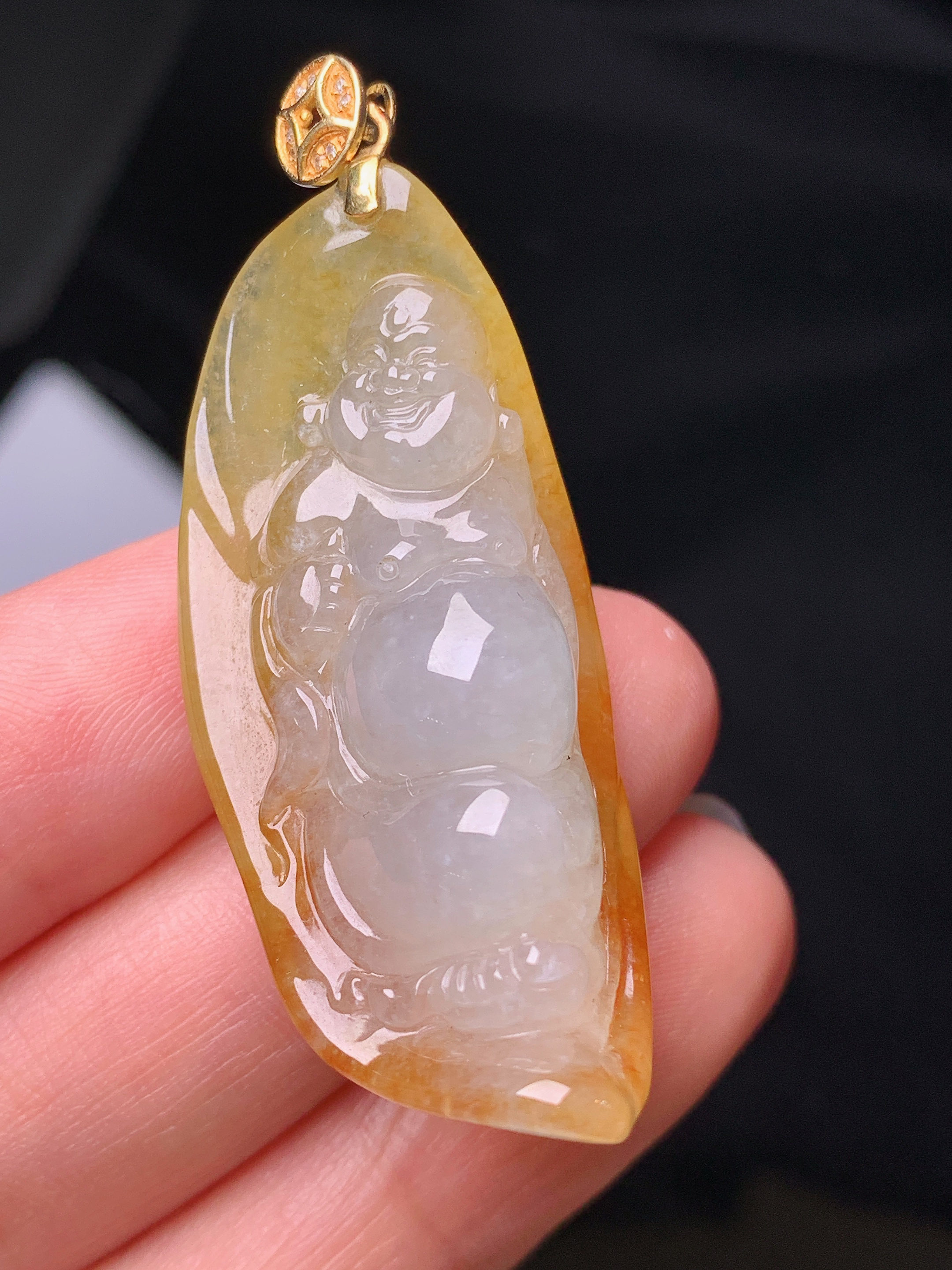 18k金镶嵌飘黄翡佛公吊坠 玉质细腻 色泽艳丽清新 水润亮眼 整体尺寸48.3*19*14L1