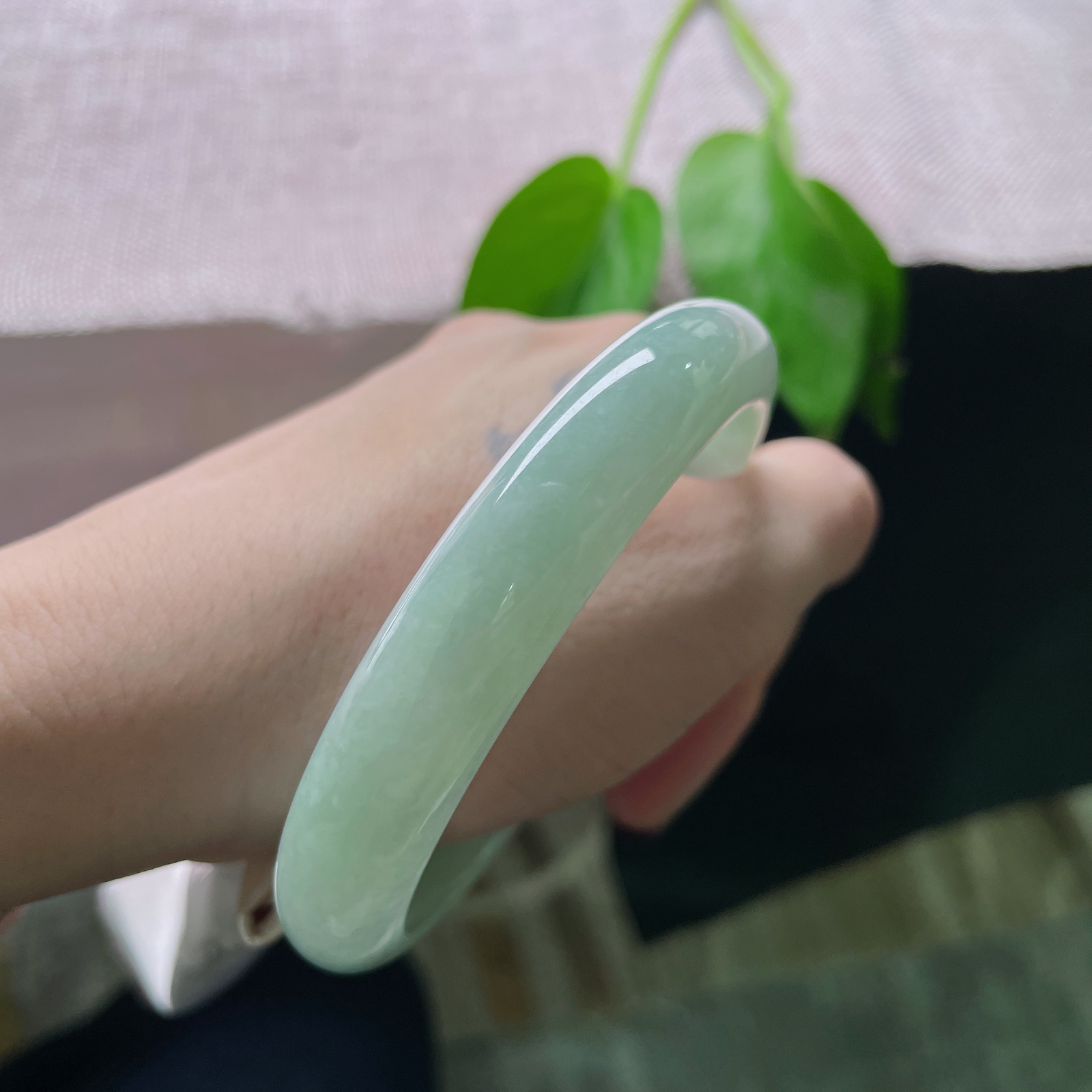 63.2/12.3/8.2，绿底正圈，大圈口，甜美可人，色如翠羽，质比凝脂..