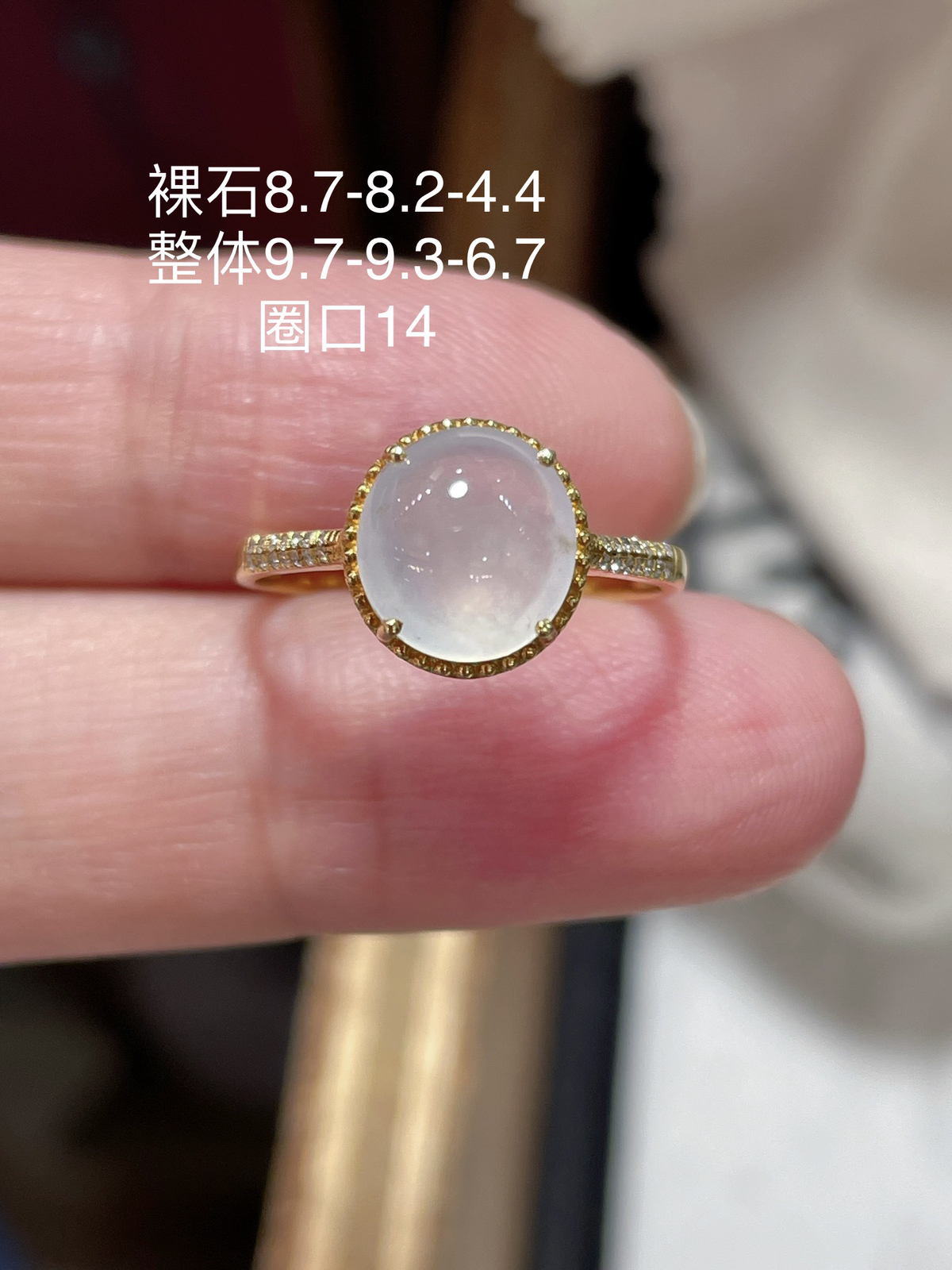 翡翠冰蛋面戒指，种水好好
裸石很饱满，专挑好品相，18k金钻石镶嵌