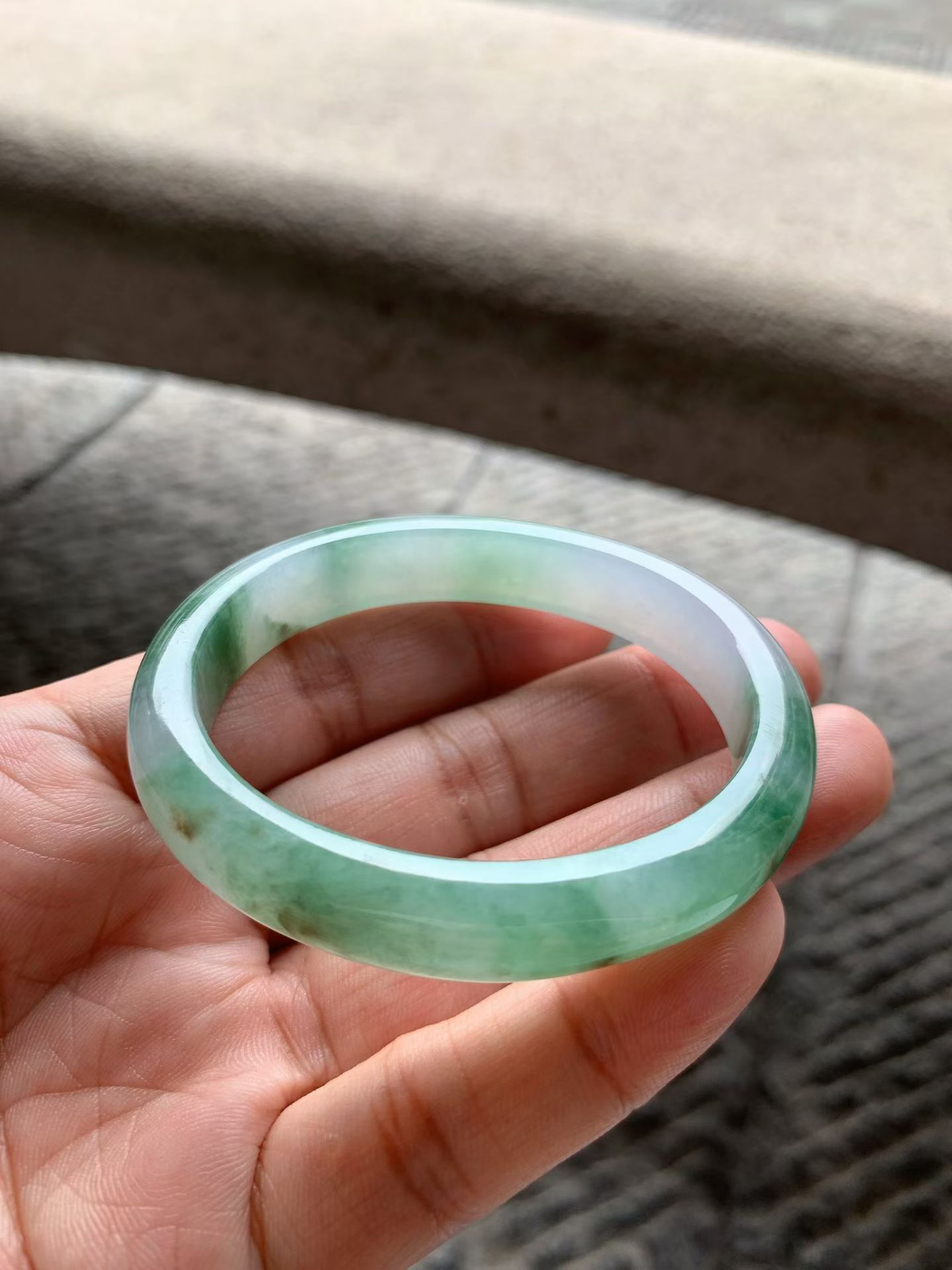 芙蓉绿花贵妃手镯尺寸54*11.2*7.5/46.5（换正圈50/51）水头充足，通透度高，肉质细腻，起胶感，底子干净清爽，绿花灵动，带微表皮色！