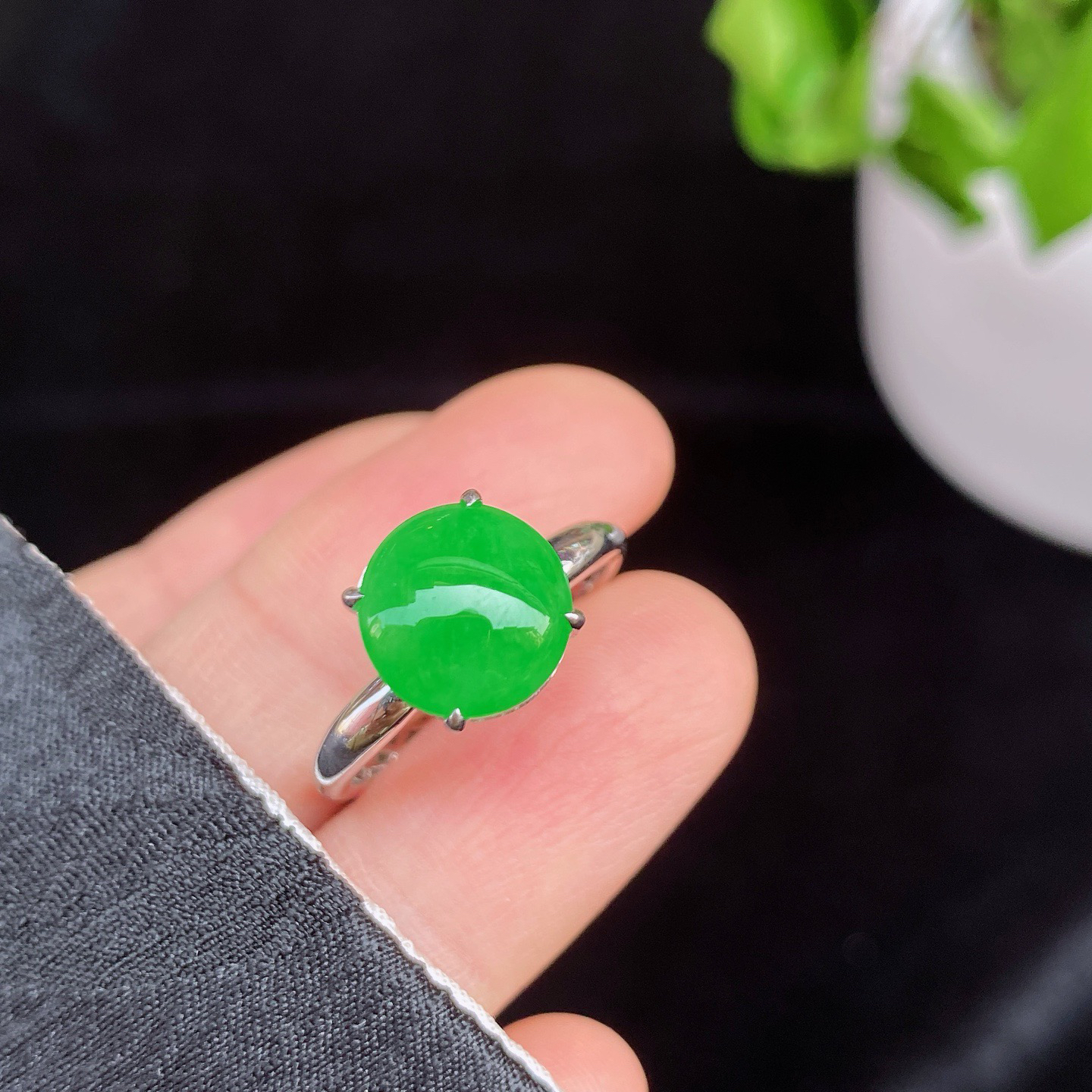 冰阳绿蛋面戒指 
冰种阳绿，色泽浓郁鲜亮
蛋面圆润饱满，18K金镶嵌
尺寸如图一  实物更美～