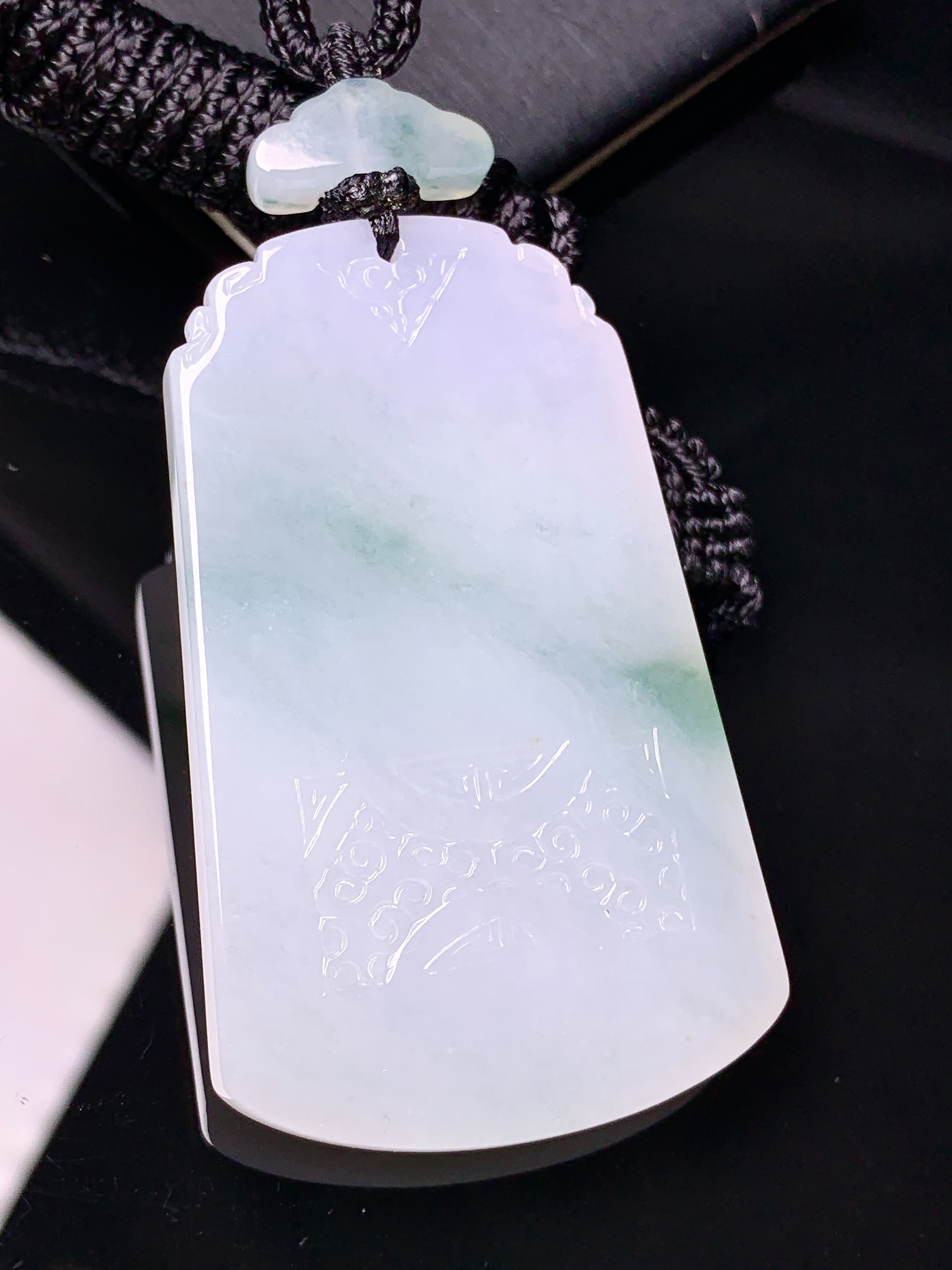 飘绿无事牌吊坠 玉质细腻 色泽艳丽清新 水润亮眼 整体尺寸57.6*35.2*5.5L1