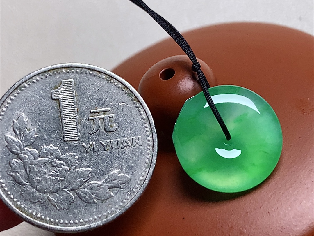 高冰金丝绿怀古 色泽青翠漂亮，种水，无裂尺寸15.6*3.8