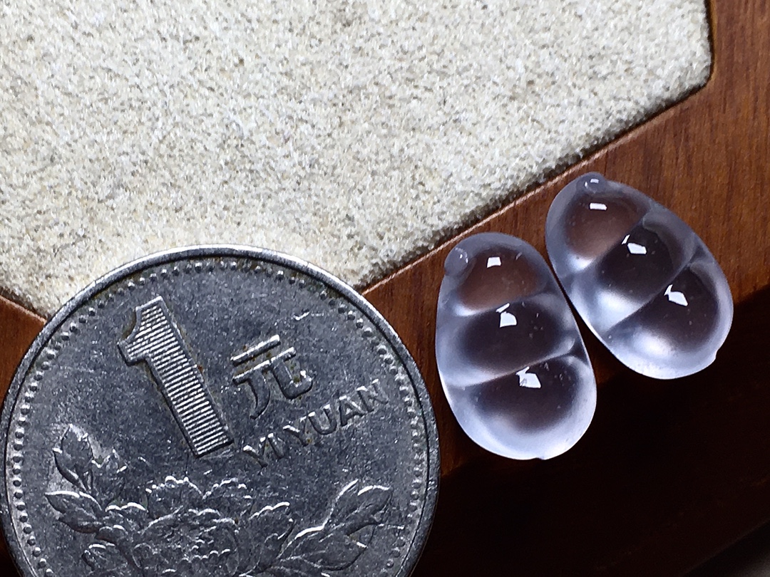 玻璃种木纳福豆一对 品质白皙透亮，行家货无裂尺寸13*8.4*5.2