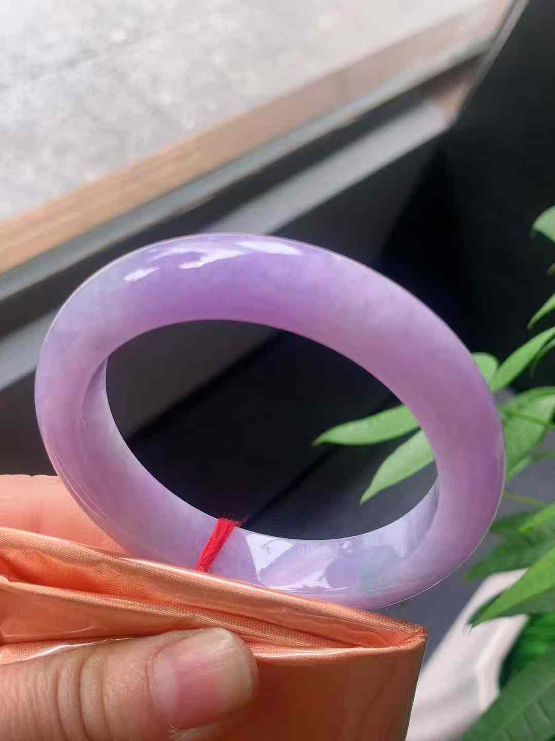 【翡翠名称】老坑种紫罗兰52.2正圈口手镯
【翡翠尺寸】52.2/12.2/8.9mm适合51-53