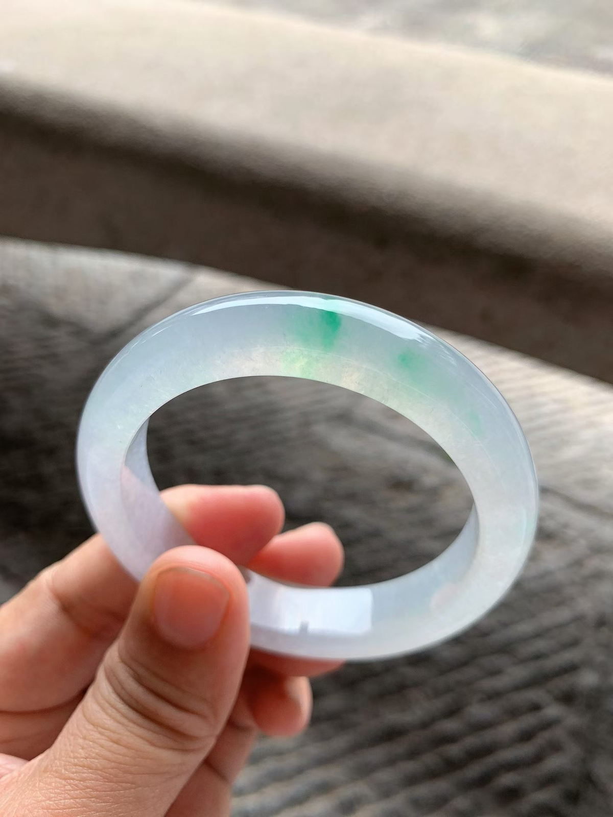 飘阳绿正圈手镯尺寸53*12.5*8.5 老坑种水，通体冰透，清润水灵，泛荧光，翠色鲜阳，灵气清雅