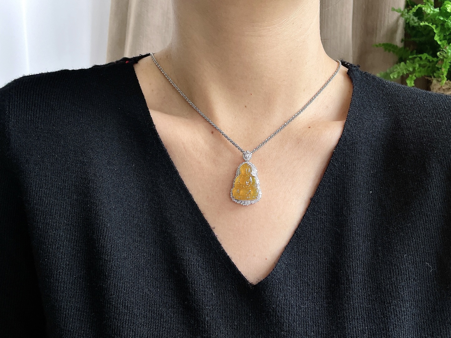 【镶嵌】高冰黄翡观音吊坠 【说明】缅料 18k金镶嵌 无裂 性比高 【整体】36.5-20-10.3 【裸石】23.8-16.6-4.3 【重量】6克