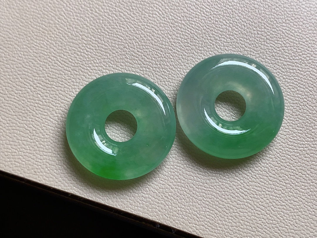 冰种阳绿甜甜圈一对 色泽青翠漂亮，种水，无裂尺寸19.5*4.8