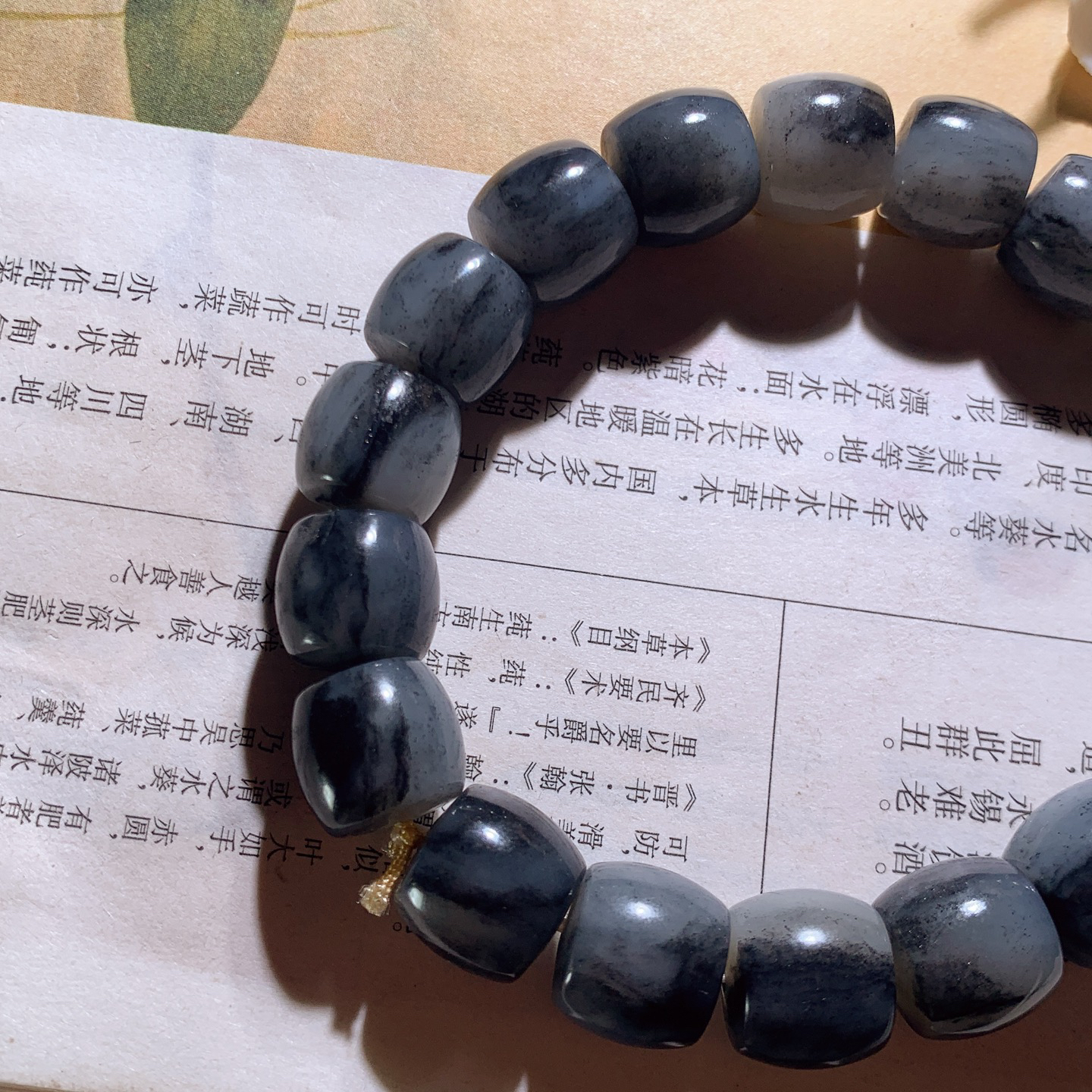 新疆和田玉籽料青花直切手串 单颗尺寸11/12重52.5克。玉质细腻油润。手推出油。佩戴高端典雅。lt260413