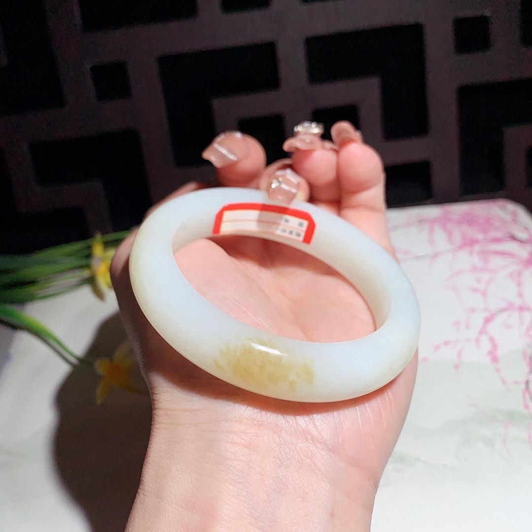 和田玉55圈且末糖手镯！玉质细腻油润 底色纯净 无裂无杂黑 脂粉好，品质高。