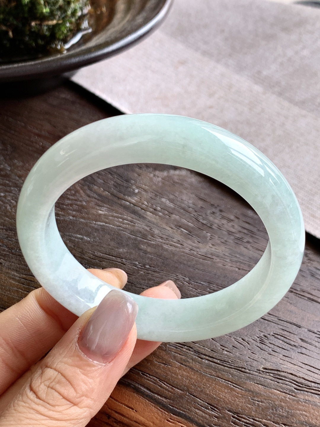 【手镯】正圈 圈口55.5-12.6-8.5【尺寸】55.5-12.6-8.5【说明】晴水化底 冰晴水 种老细腻 缅甸A货翡翠 无裂【重量】59.1克