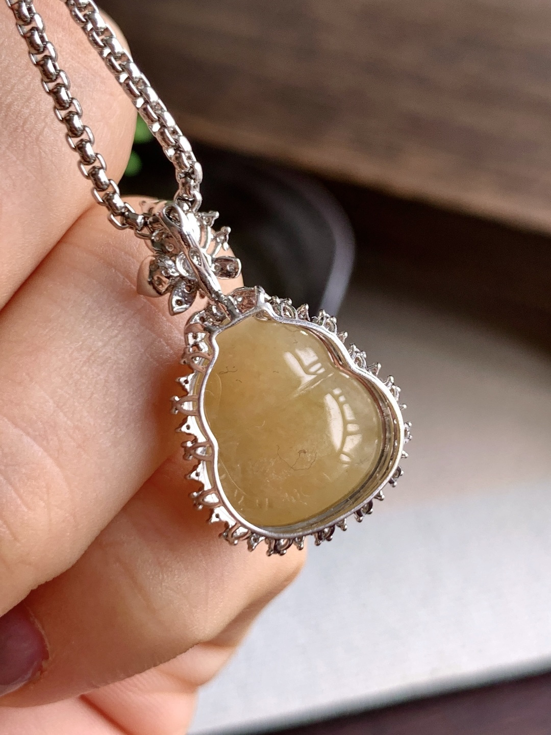 【镶嵌】️冰黄翡葫芦吊坠 【说明】缅料 18k金镶嵌 性比高 【整体】27.2-16.7-11.5 【裸石】15.6-13.5-6.2 【重量】4.2克 无裂