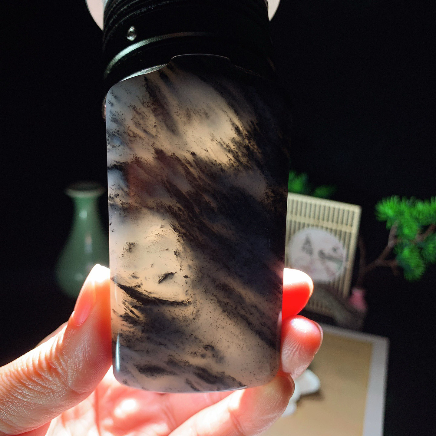 新疆和田玉籽料青花平安无事牌！尺寸85/43/13重125.5克。玉质细腻油润。手推出油。佩戴高端典雅。lt260413