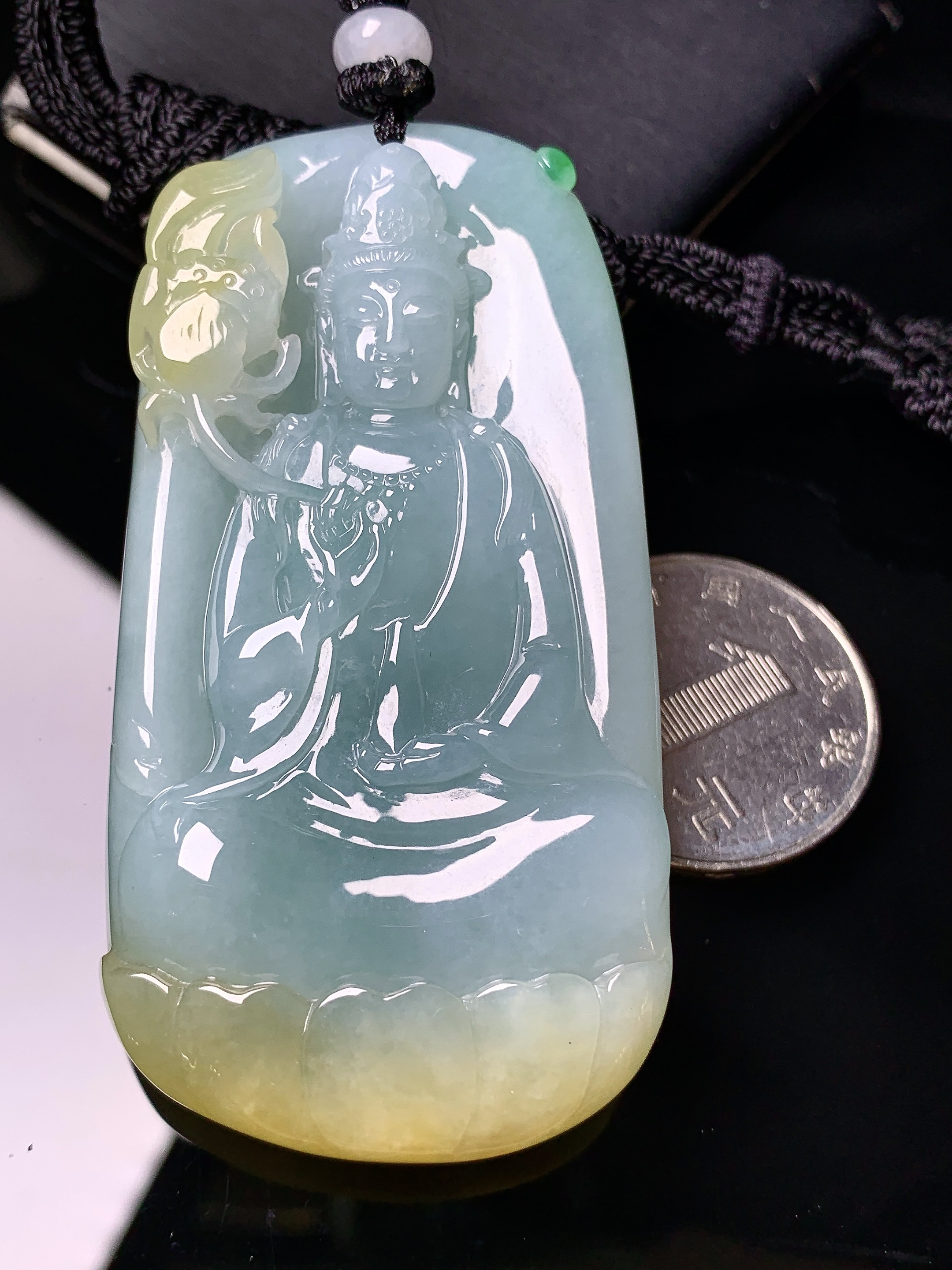 飘黄翡观音菩萨吊坠 玉质细腻 色泽艳丽清新 水润亮眼 整体尺寸67.6*34.8*9.2w1