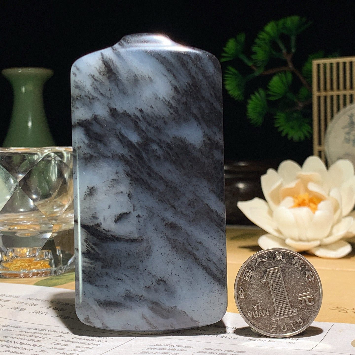 新疆和田玉籽料青花平安无事牌！尺寸85/43/13重125.5克。玉质细腻油润。手推出油。佩戴高端典雅。lt260413