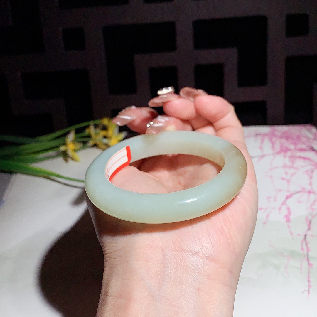 和田玉52圈且末糖手镯！玉质细腻油润 底色纯净 无裂无棉 脂粉好，品质高。