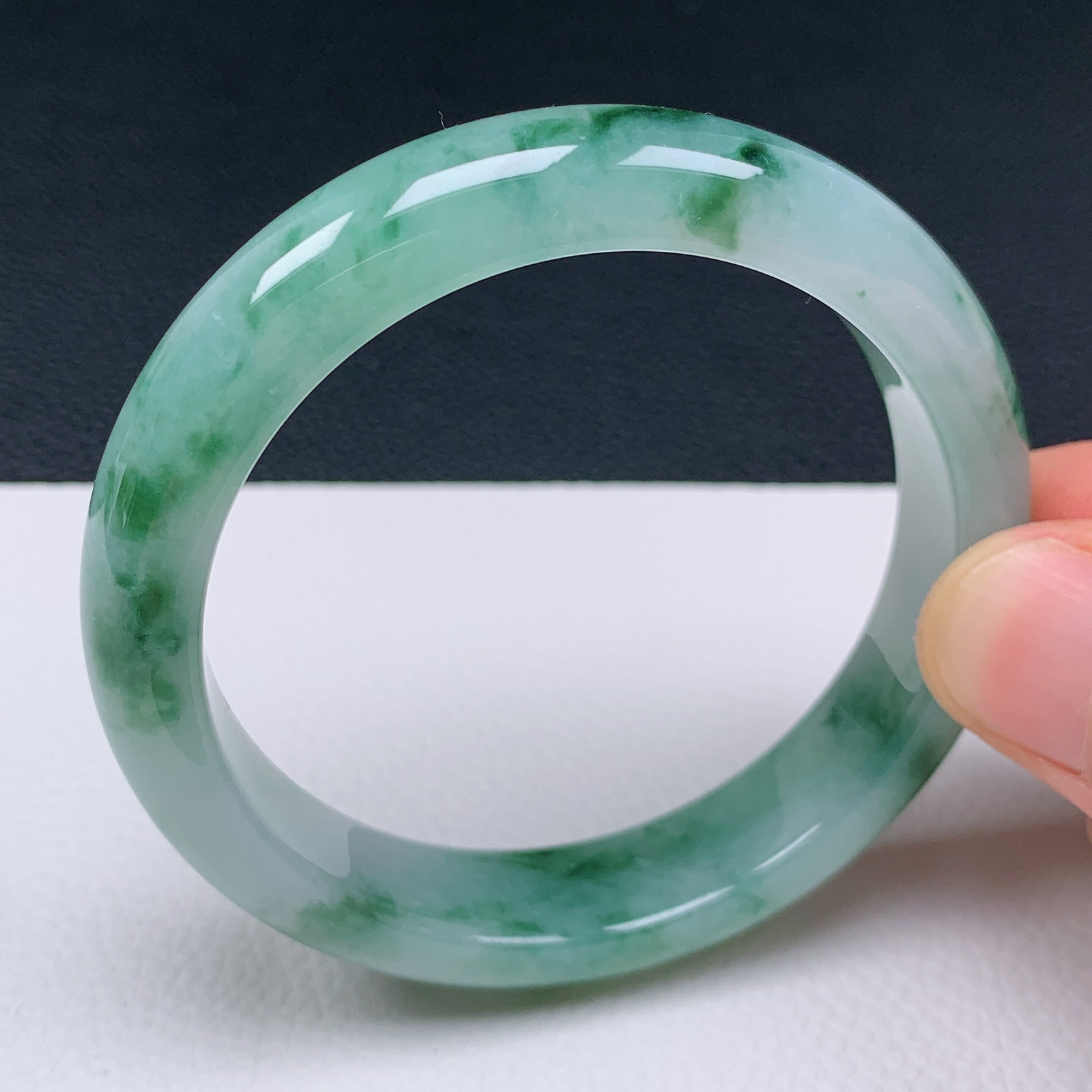 天然翡翠圈口57-58老坑冰透飘绿花手镯 玉质细腻 种水好 尺寸：57.1-12.6-8.2mm  M33