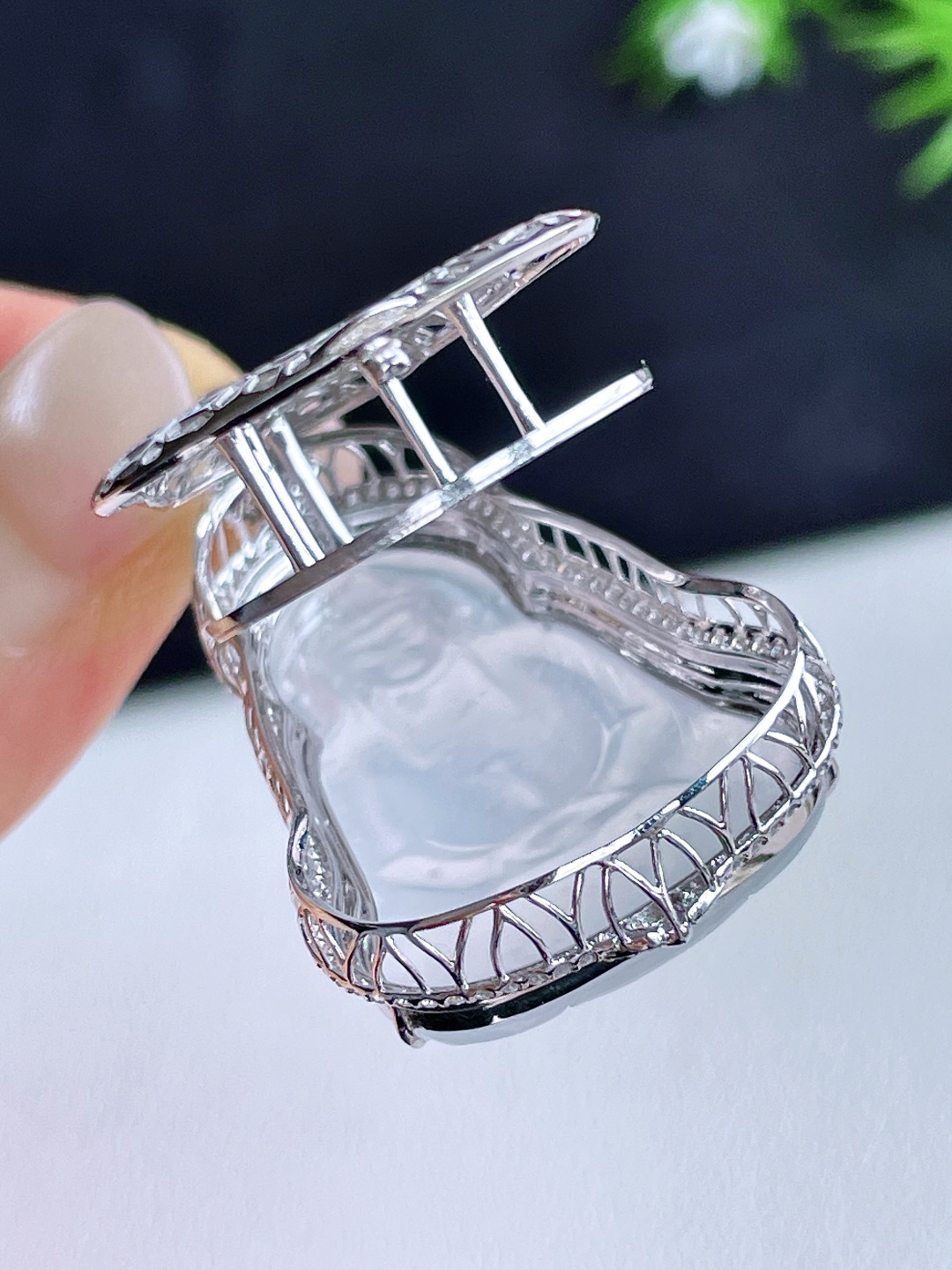 【镶嵌】高冰观音素衣观音吊坠 【说明】缅料 18k金镶嵌 无裂 性比高 【整体】46.6-24.7-11.1 【裸石】34.3-21.8-3.8 【重量】10.5克