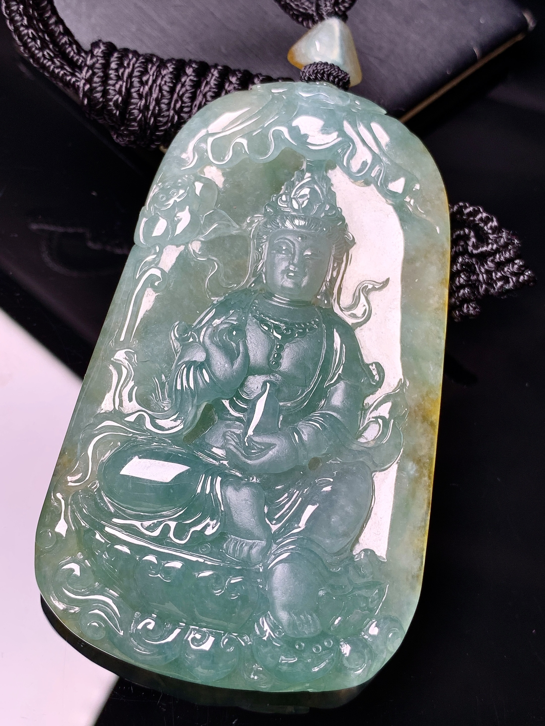 飘黄翡度母观音菩萨吊坠 玉质细腻 色泽艳丽清新 水润亮眼 整体尺寸71.5*41.6*11L1