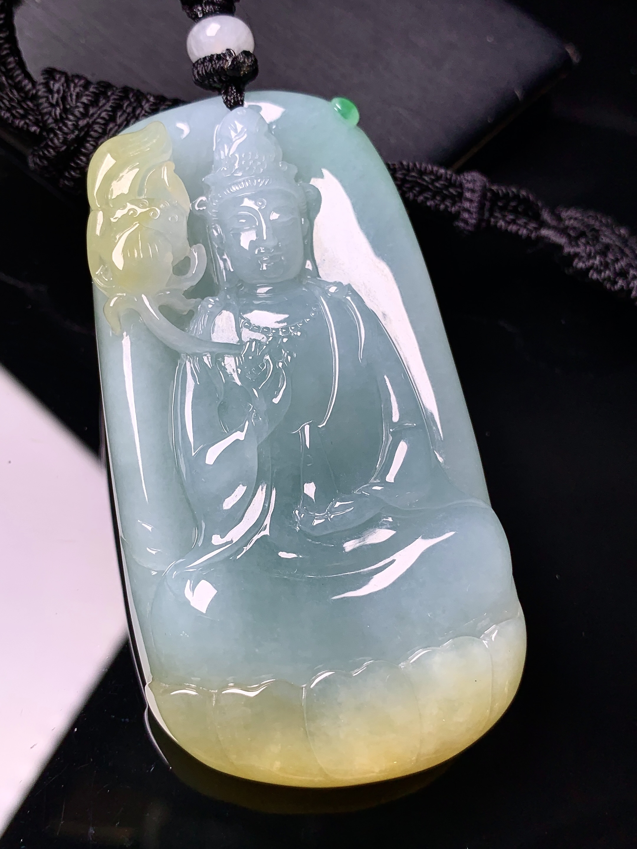 飘黄翡观音菩萨吊坠 玉质细腻 色泽艳丽清新 水润亮眼 整体尺寸67.6*34.8*9.2w1