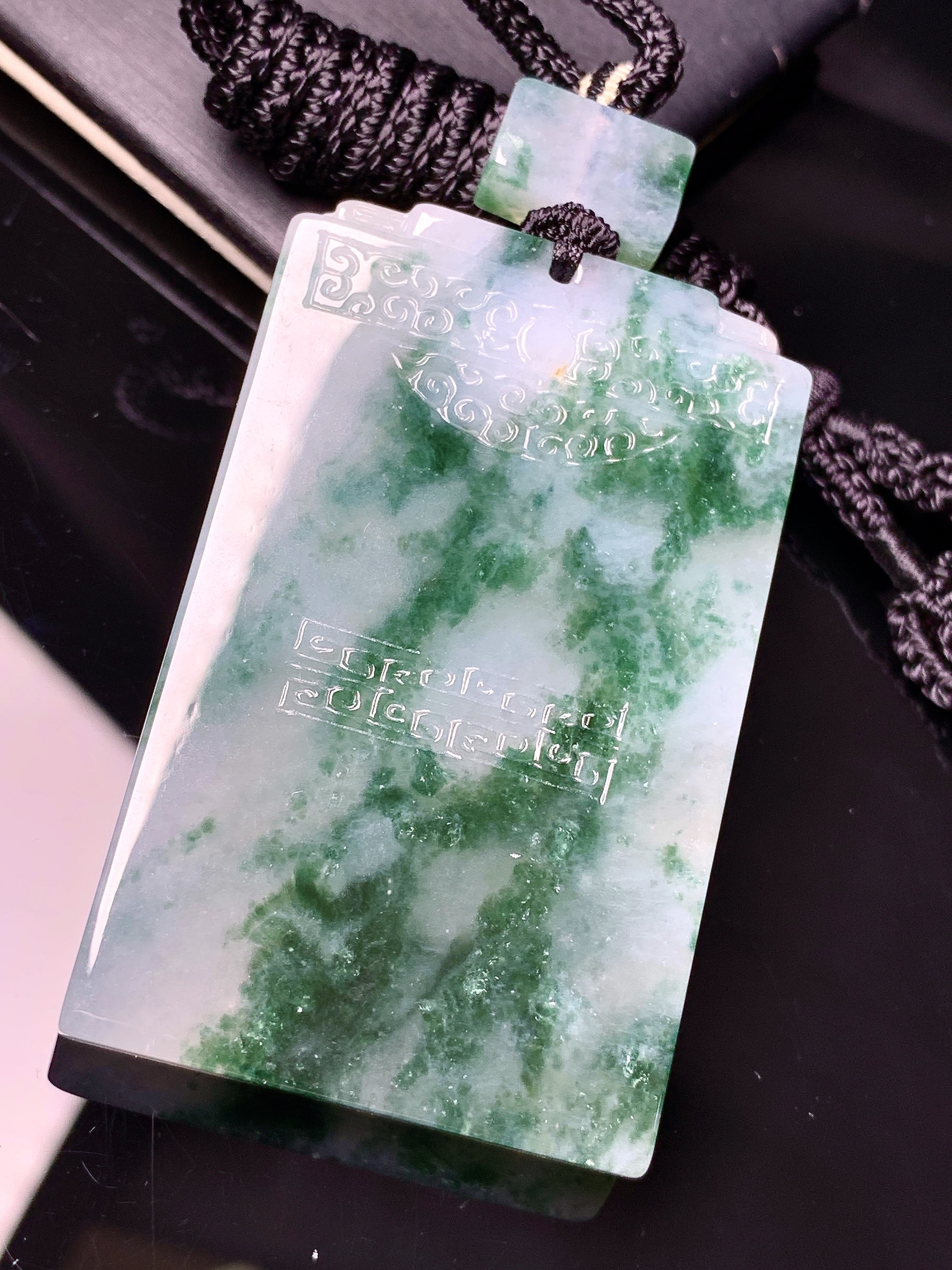 飘绿雕花无事牌吊坠 玉质细腻 色泽艳丽清新 水润亮眼 整体尺寸55*34.2*6L1