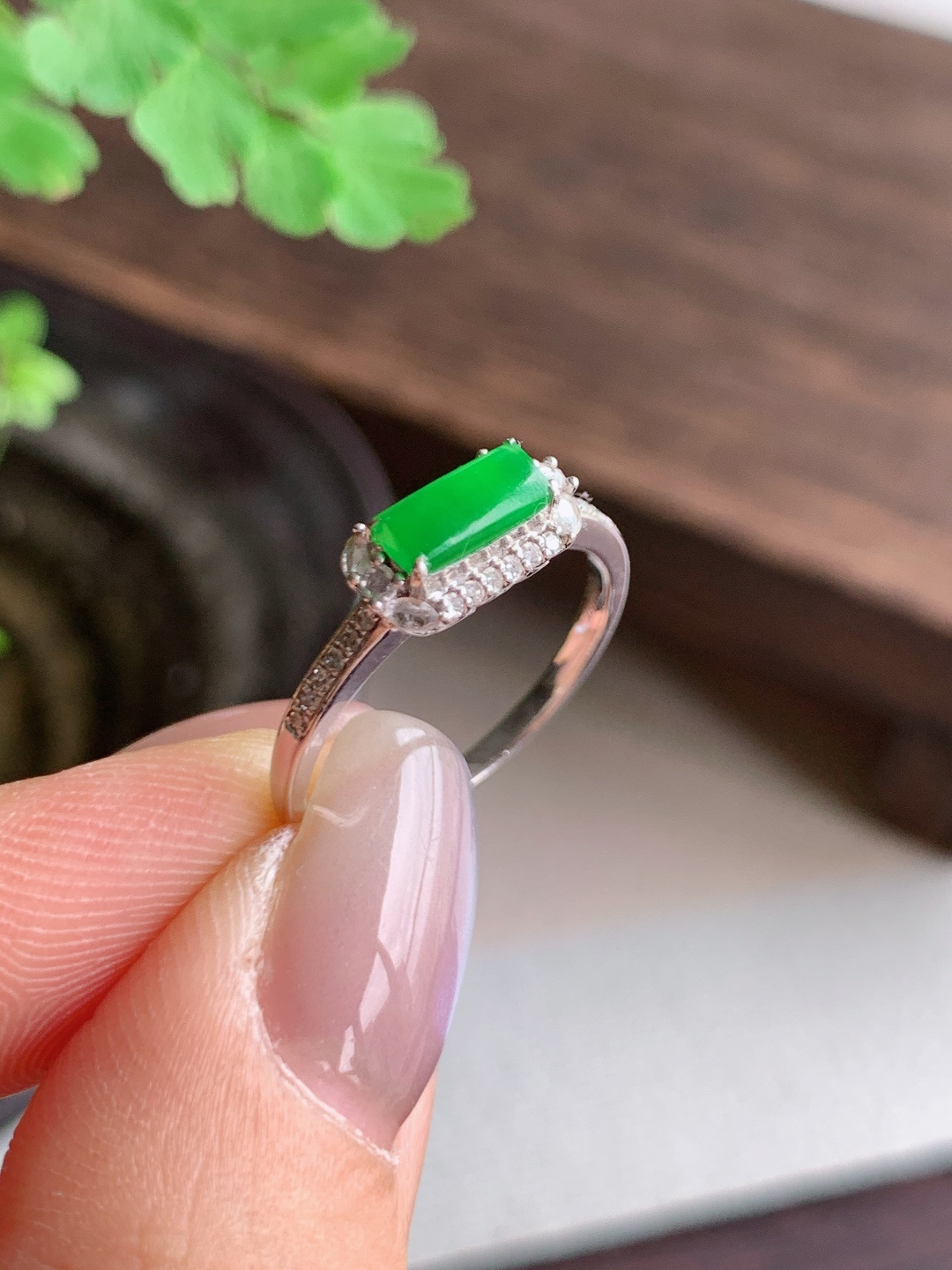 【镶嵌】️冰阳绿马鞍戒指【说明】缅料  18k金镶嵌 性比高【整体】10.7-5.7-5.6【裸石】7-3.4-2【圈口】15号【重量】2.2克