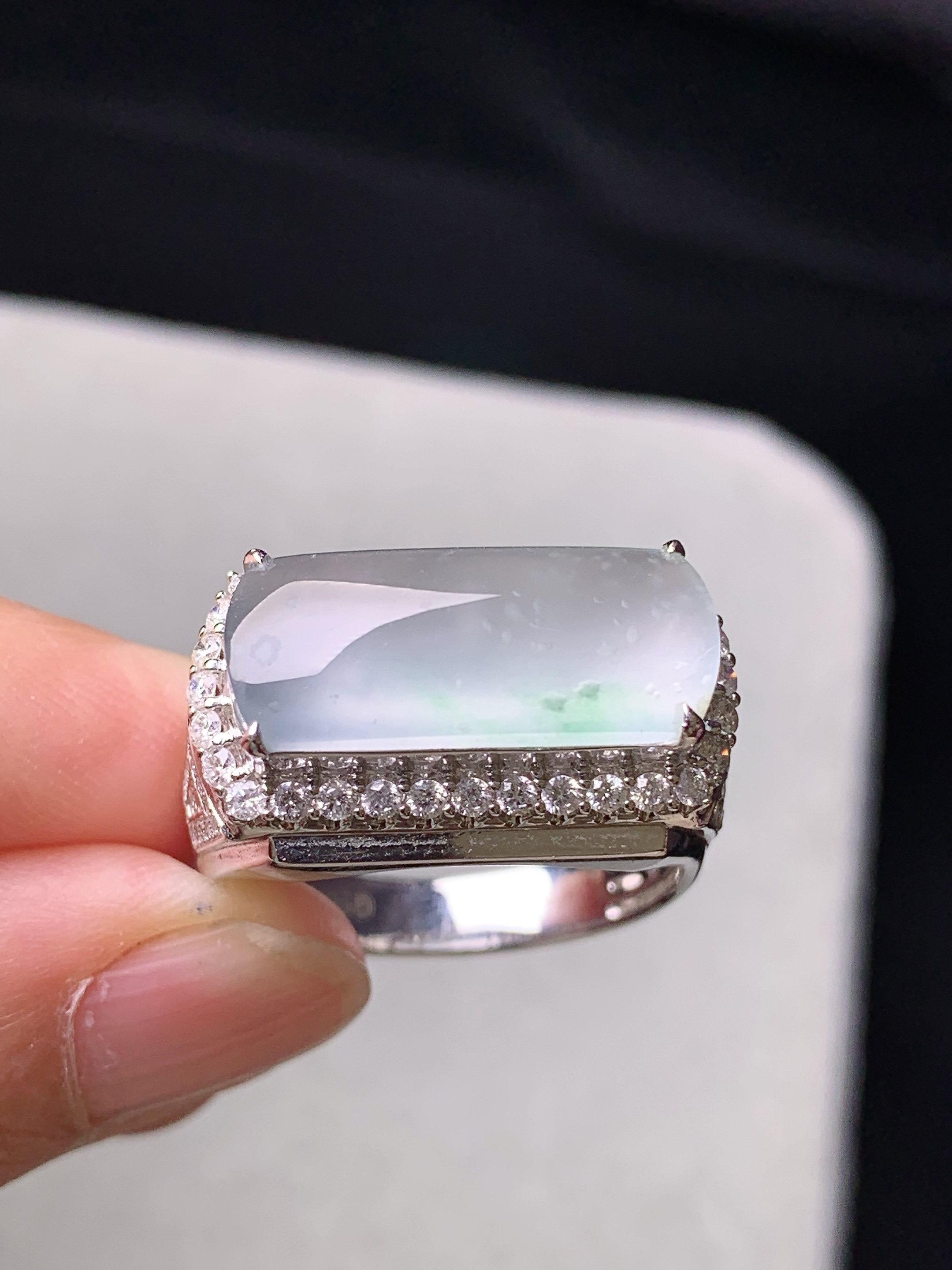 18k金钻镶嵌冰种玉柱戒指 玉质细腻 色泽艳丽清新 水润亮眼 圈口20.5 整体尺寸18.5*8.2