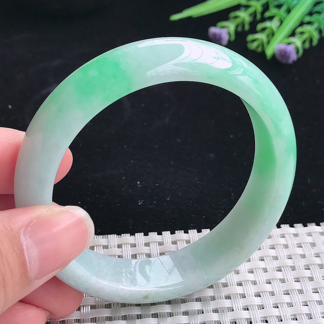 实拍A货翡翠57/14.6/8.2老坑精美温润飘阳绿手镯翡翠宽边玉镯平安镯美人镯