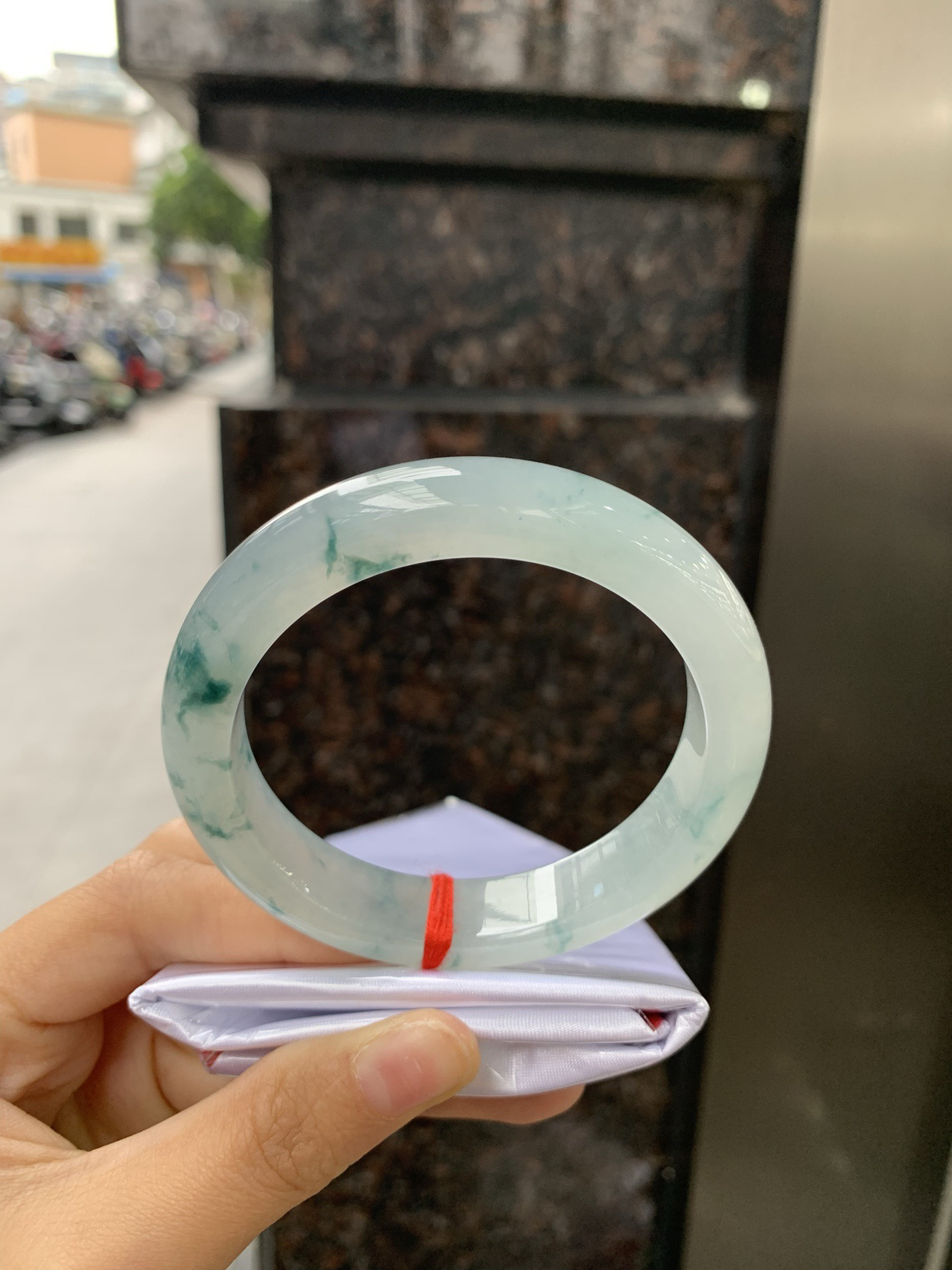 冰飘蓝花正圈，无暇
底妆冰润细腻，冰底中开出朵朵兰花，飘逸灵动，勾勒出一副唯美诗意的山水意境画，古典优雅又大气