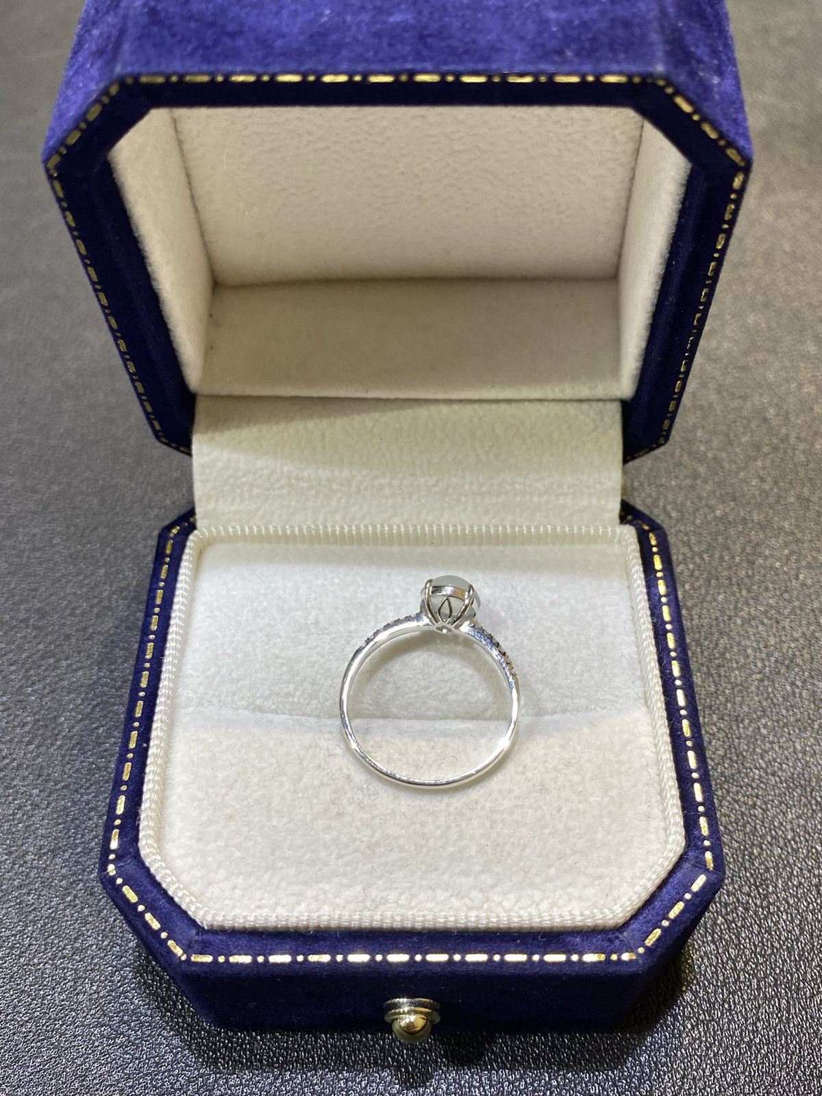 18Ｋ简镶蛋面戒指

裸石7.5/6.7/3.6